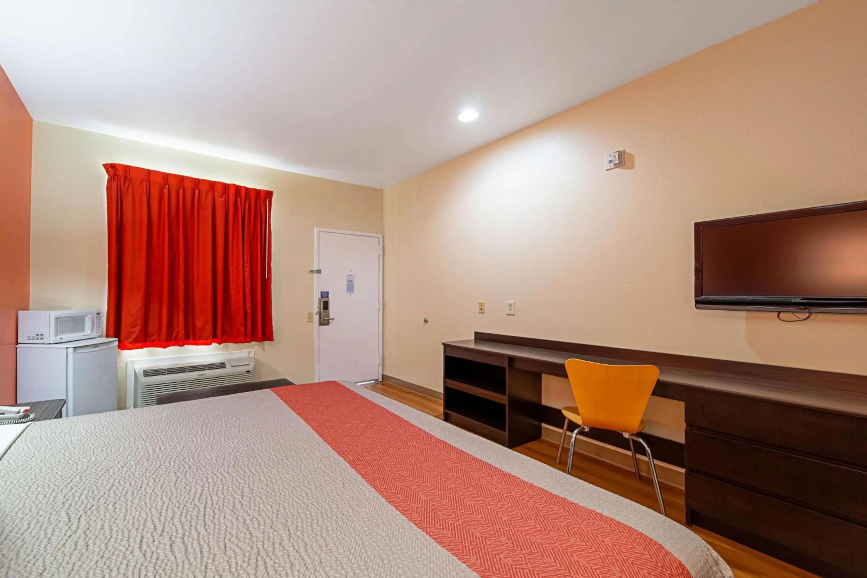 TV and multimedia, Bed in Motel 6-Rhome, TX