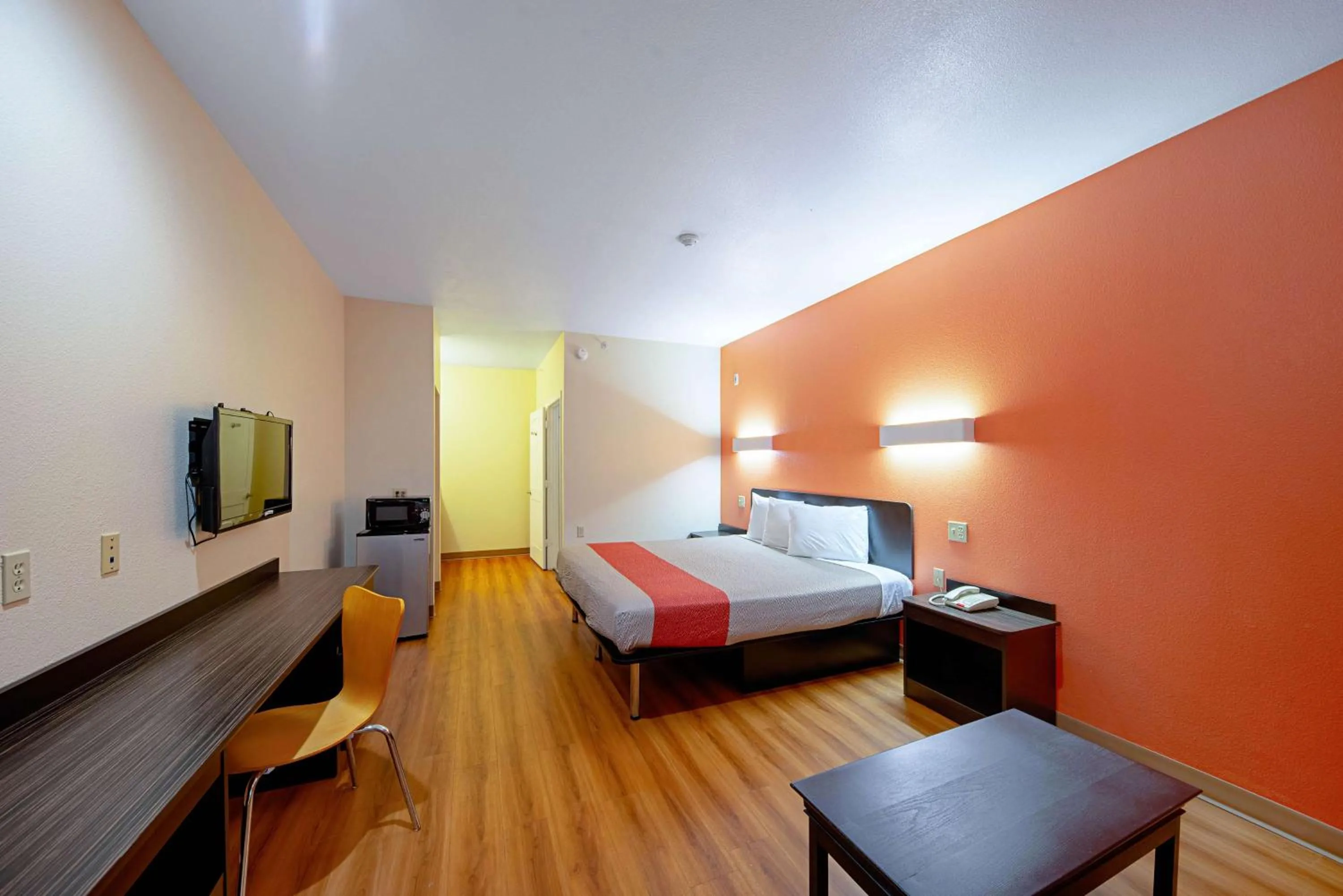 TV and multimedia, Bed in Motel 6-Rhome, TX