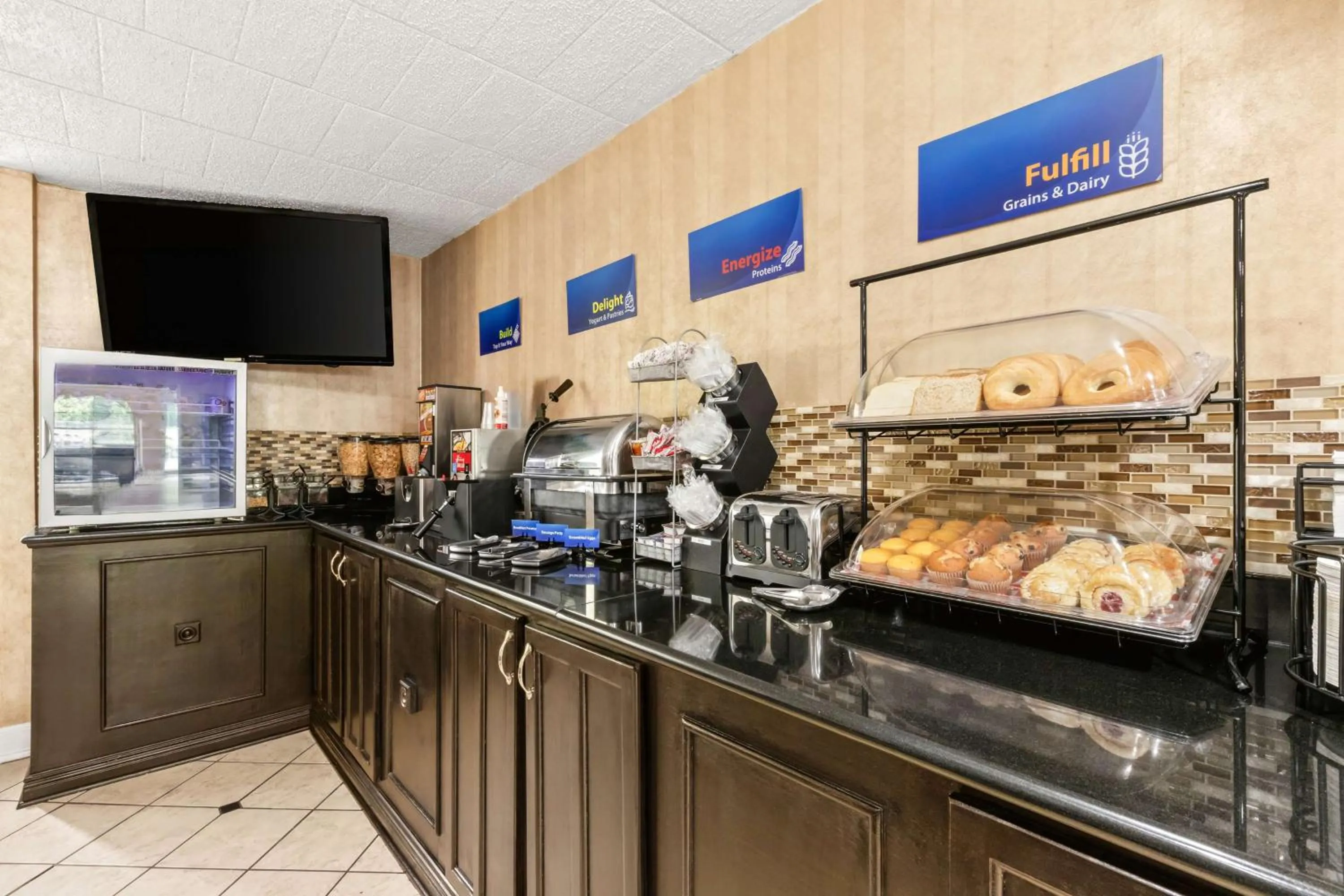 Breakfast in Best Western Hazlet Inn