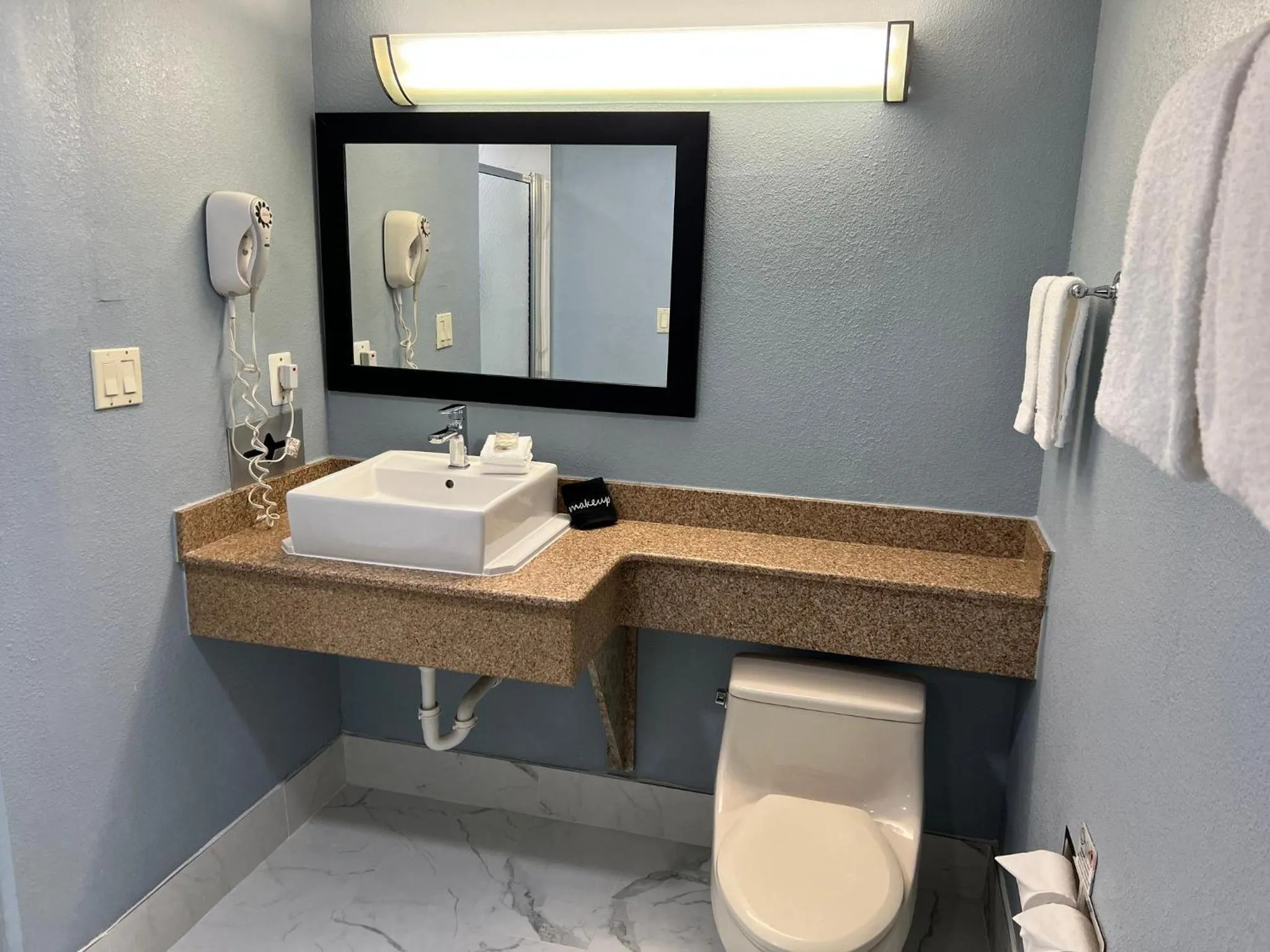 Bathroom in Red Roof Inn & Suites Mt Holly - McGuire AFB