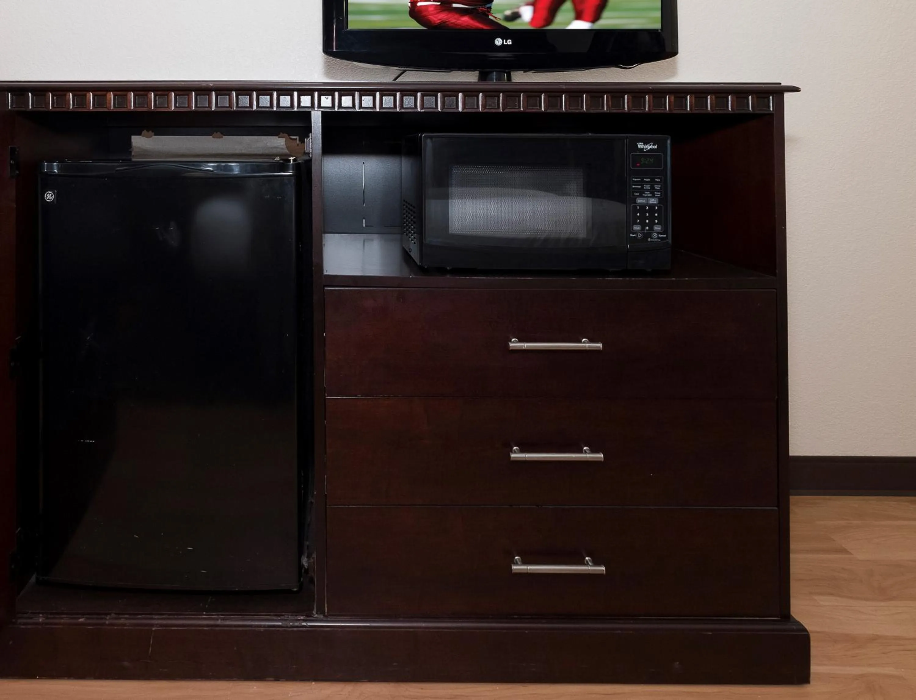 Bedroom in Red Roof Inn & Suites Mt Holly - McGuire AFB