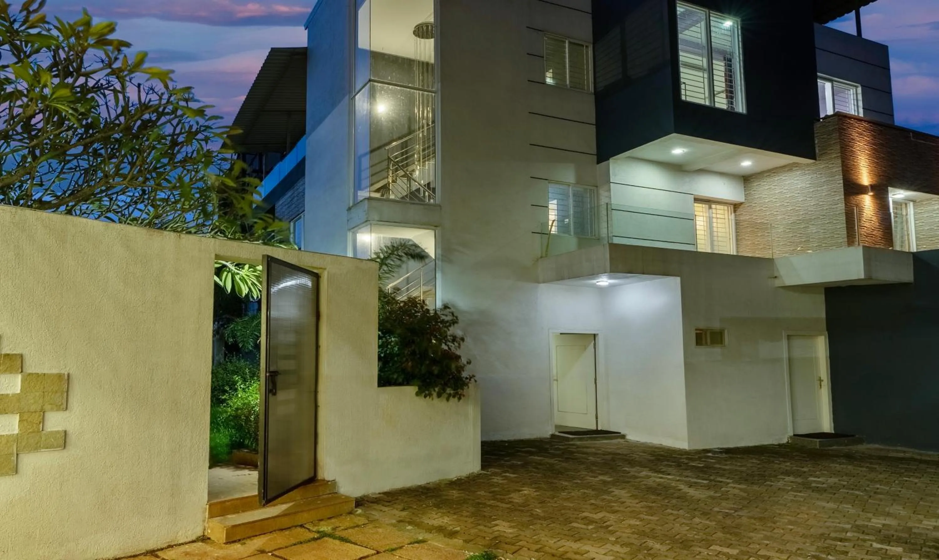 Facade/entrance in Treebo Midvalley Residence