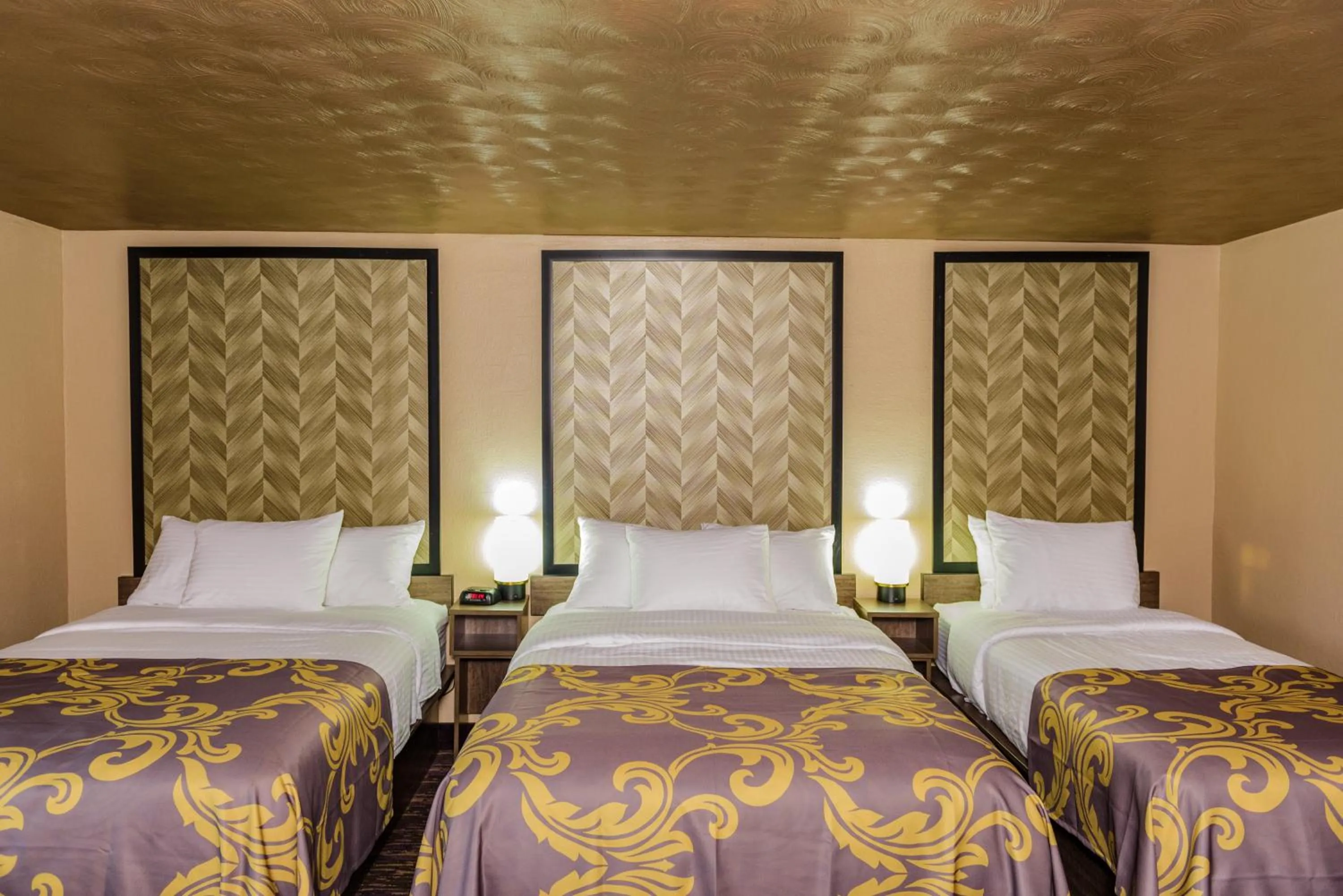 Bedroom in Aarya Hotel By Niagara Fashion Outlets