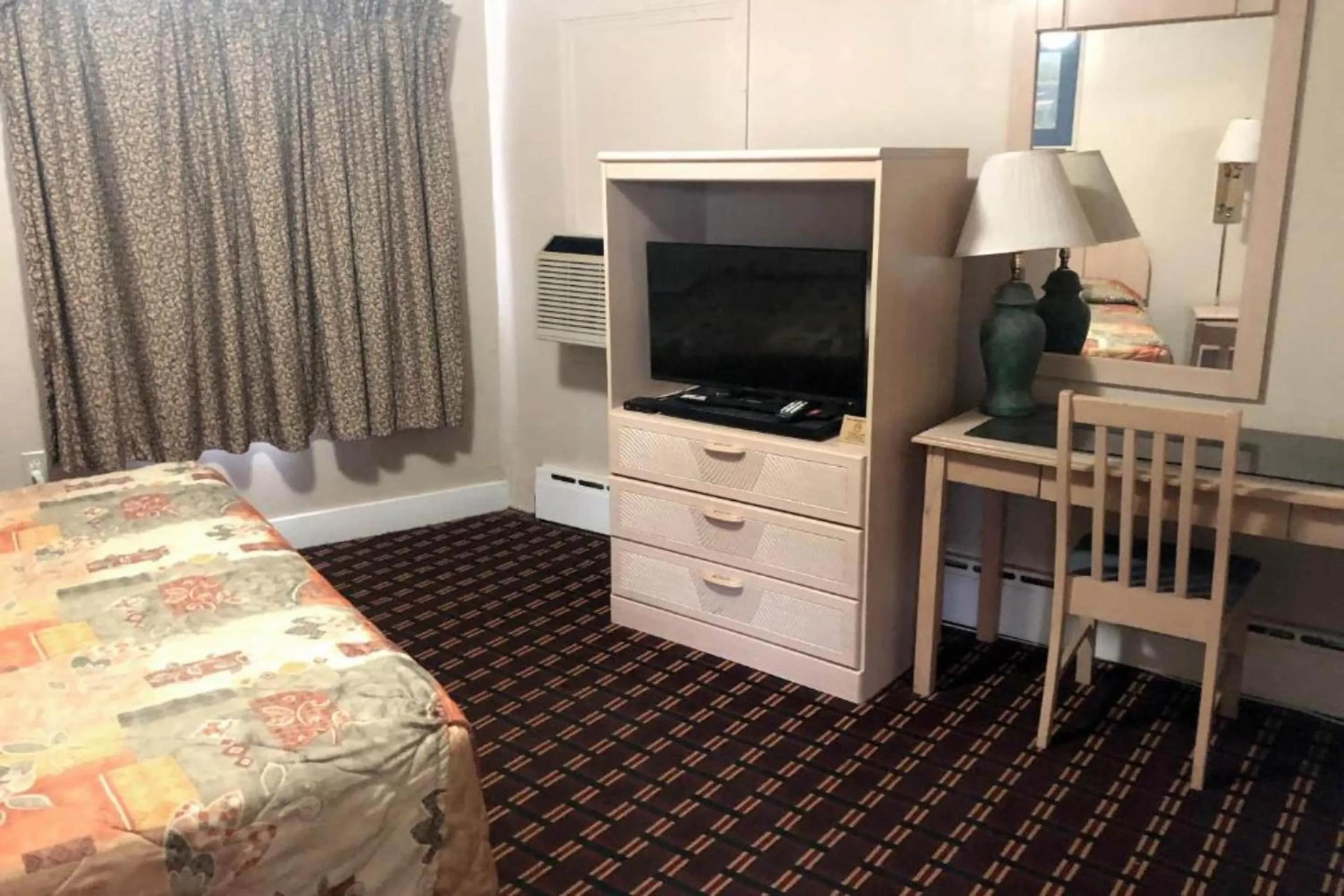 Bedroom in OYO Hotel Starlite Seneca Falls