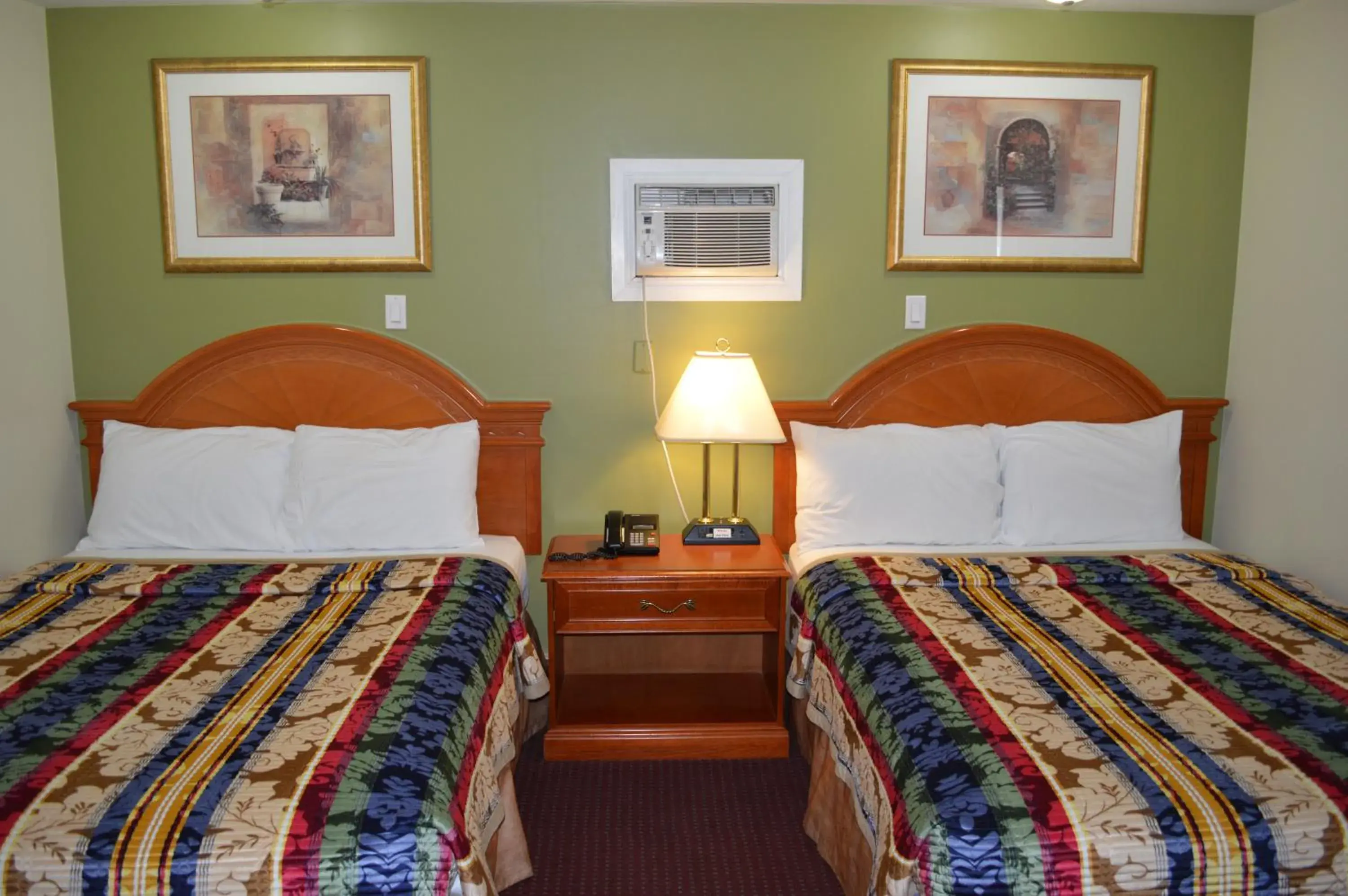 Queen Room with Two Queen Beds in Lincoln Motel Queen Room with Two Queen Beds in Lincoln Motel