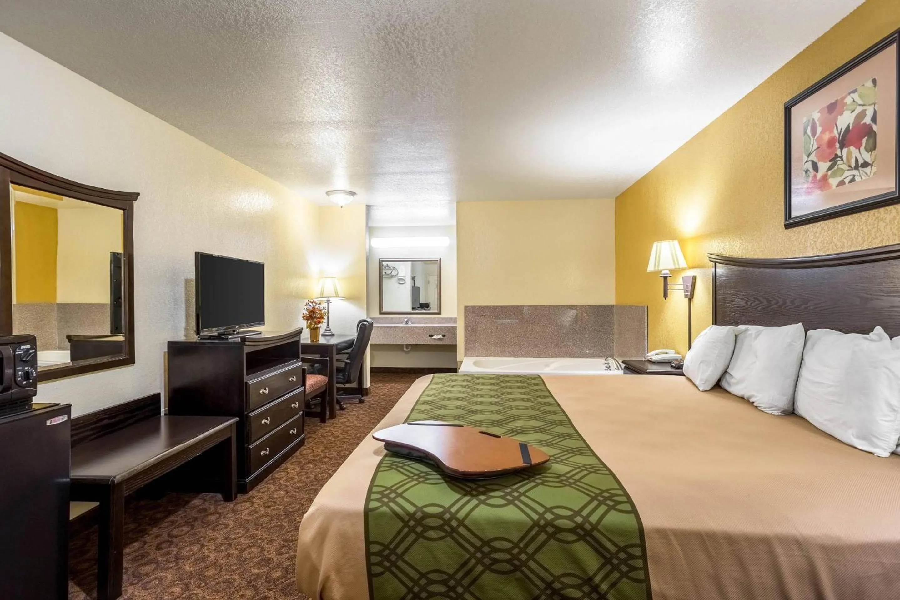 Bedroom, Bed in Econo Lodge Inn & Suites Searcy