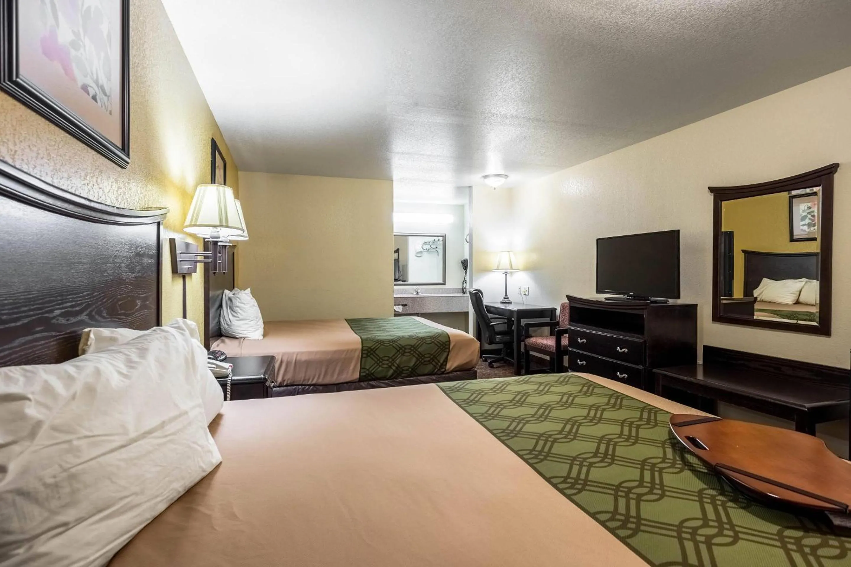 Bedroom, Bed in Econo Lodge Inn & Suites Searcy