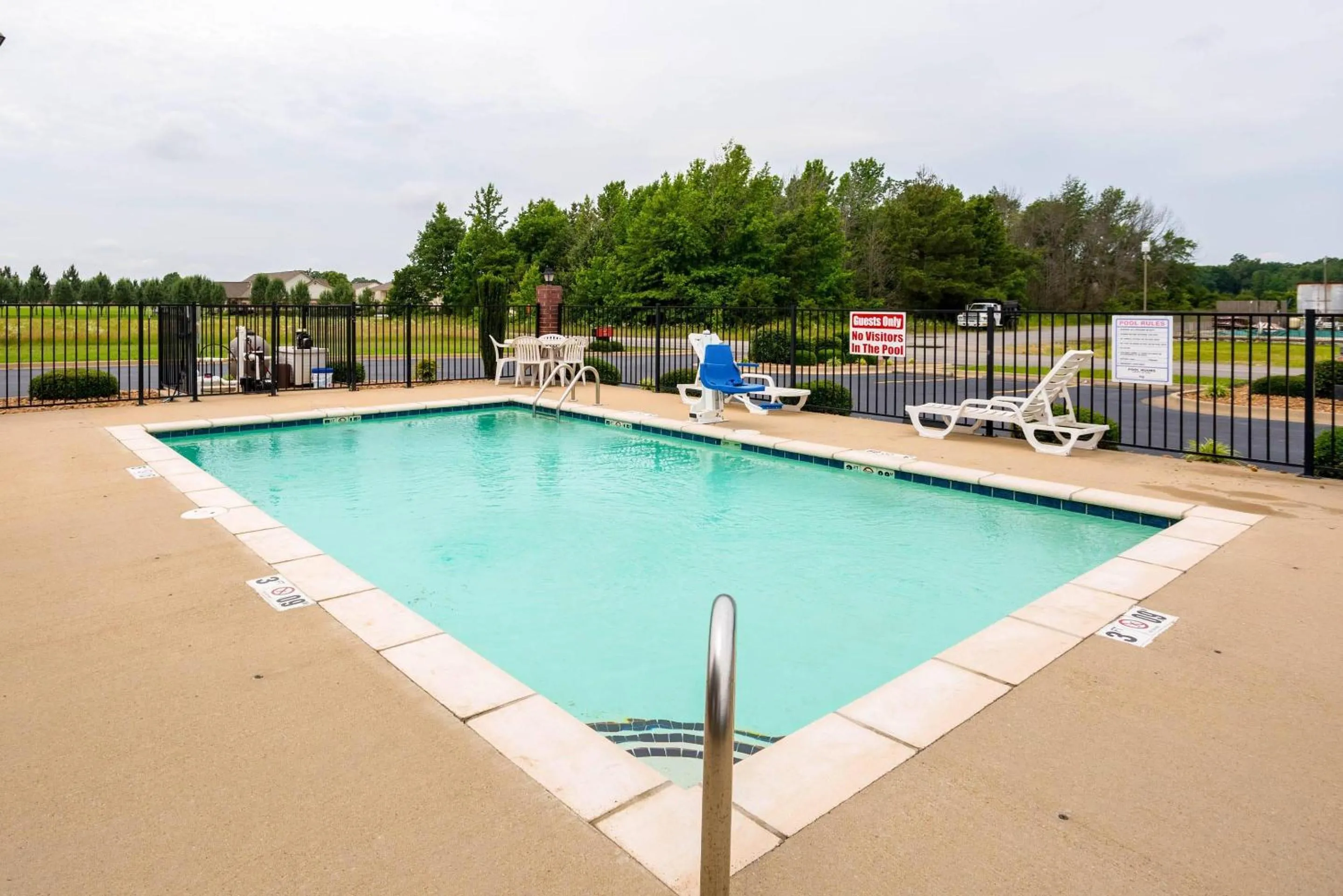 Swimming pool in Econo Lodge Inn & Suites Searcy