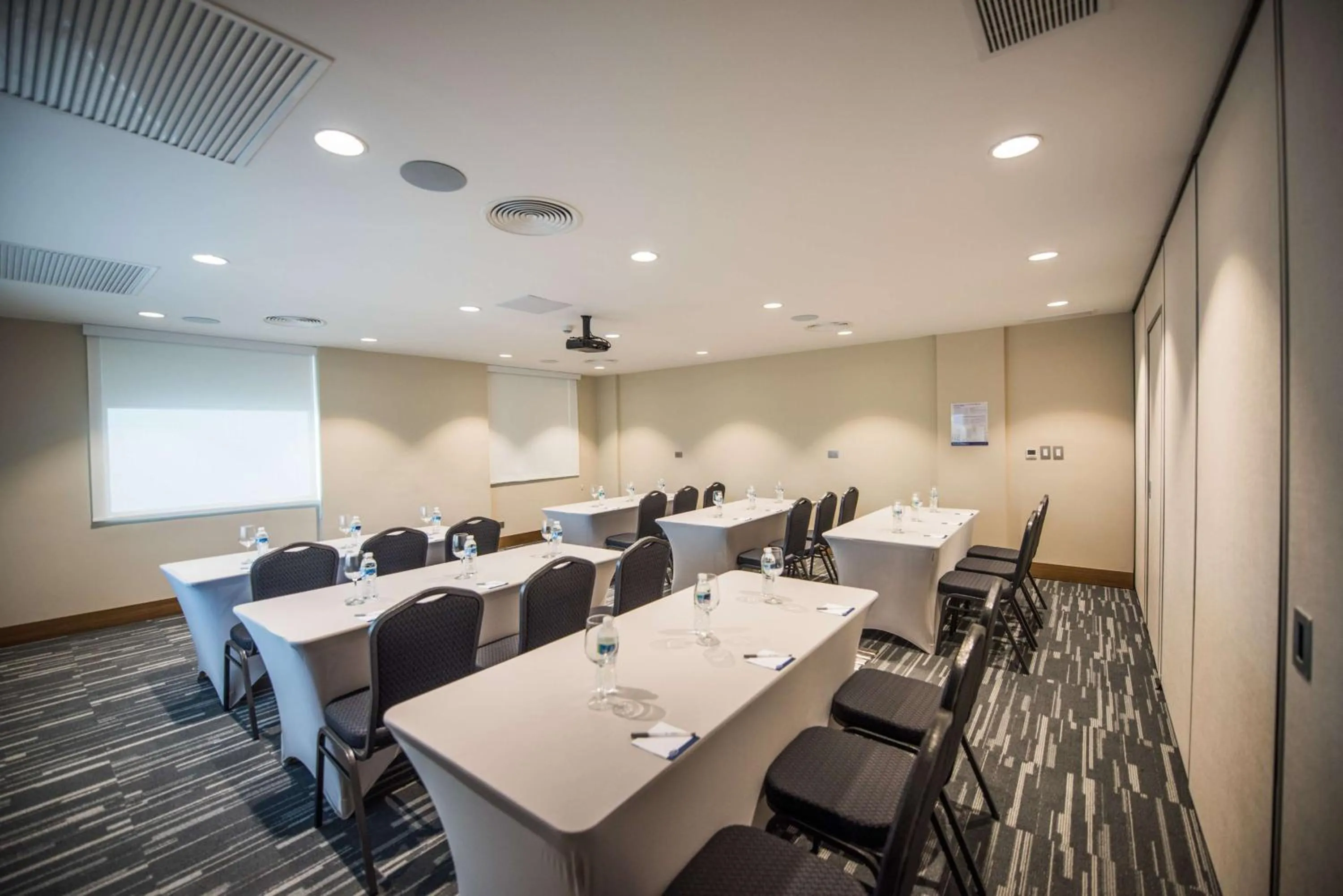 Meeting/conference room in Hampton By Hilton Santo Domingo Airport