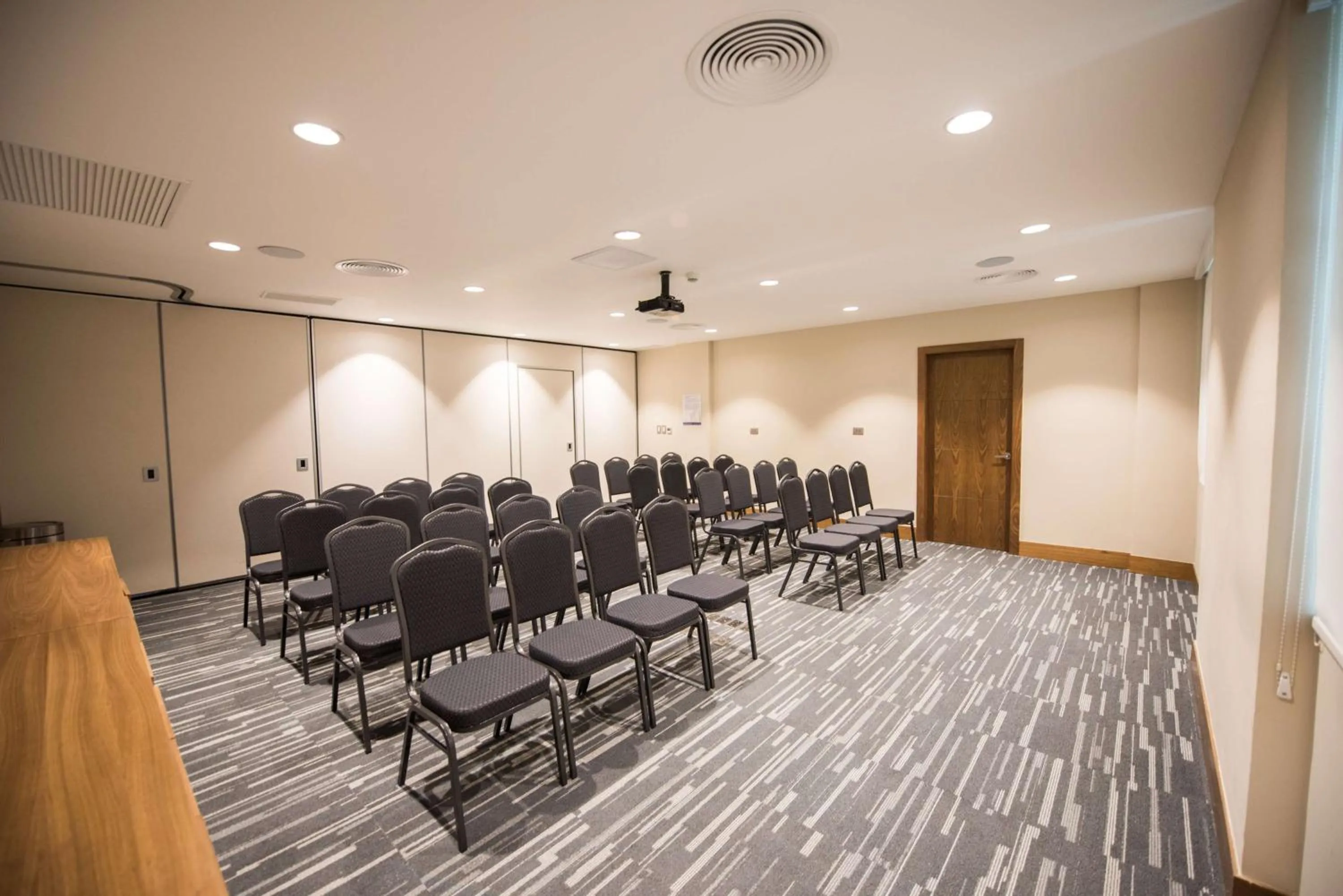 Meeting/conference room in Hampton By Hilton Santo Domingo Airport
