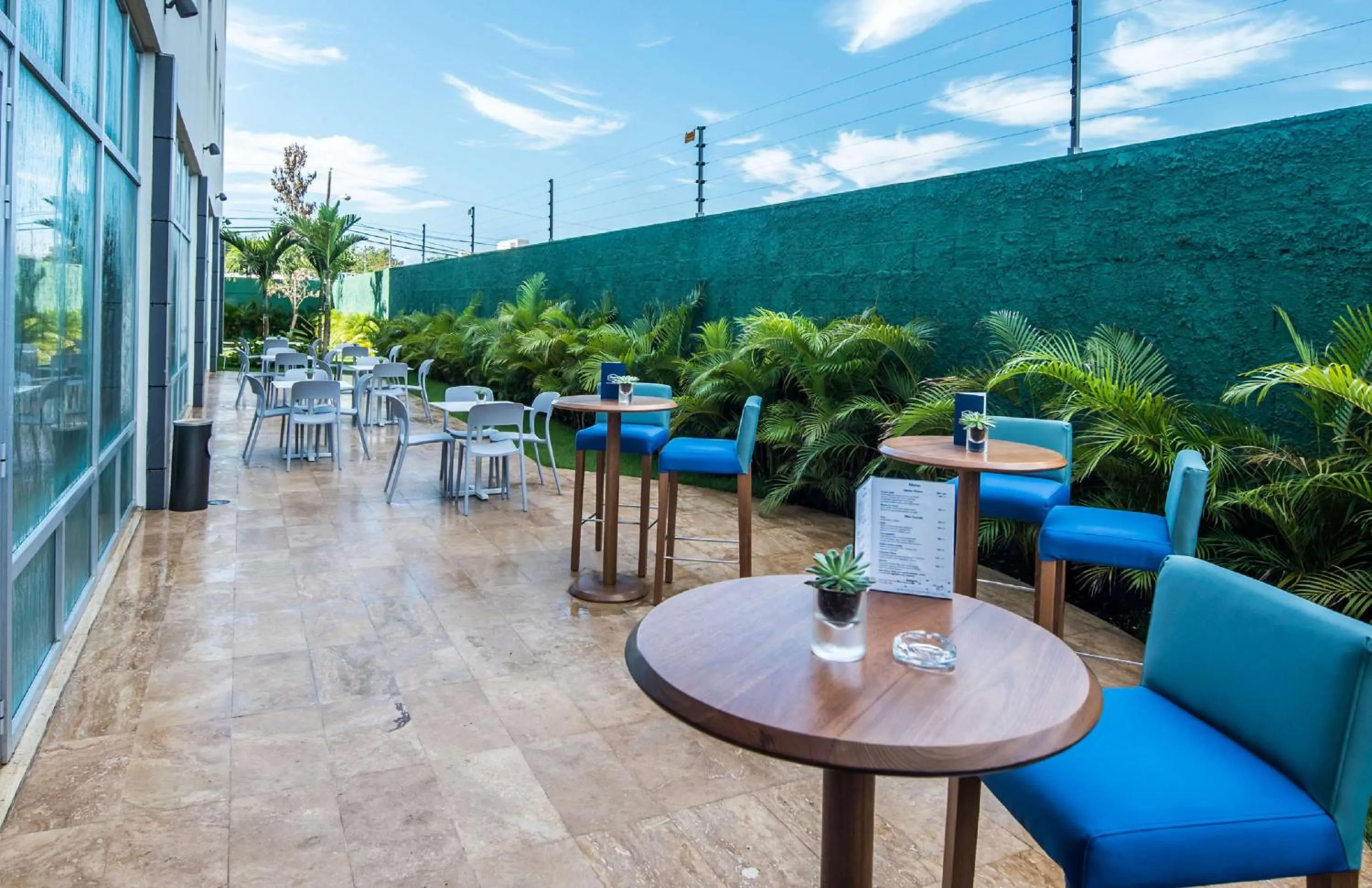 Patio in Hampton By Hilton Santo Domingo Airport