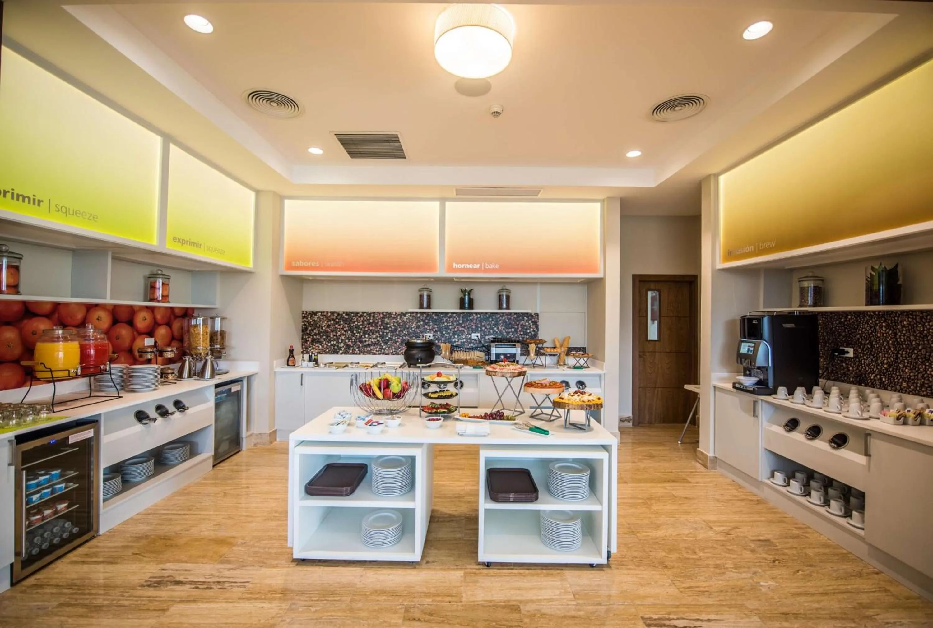 Dining area in Hampton By Hilton Santo Domingo Airport