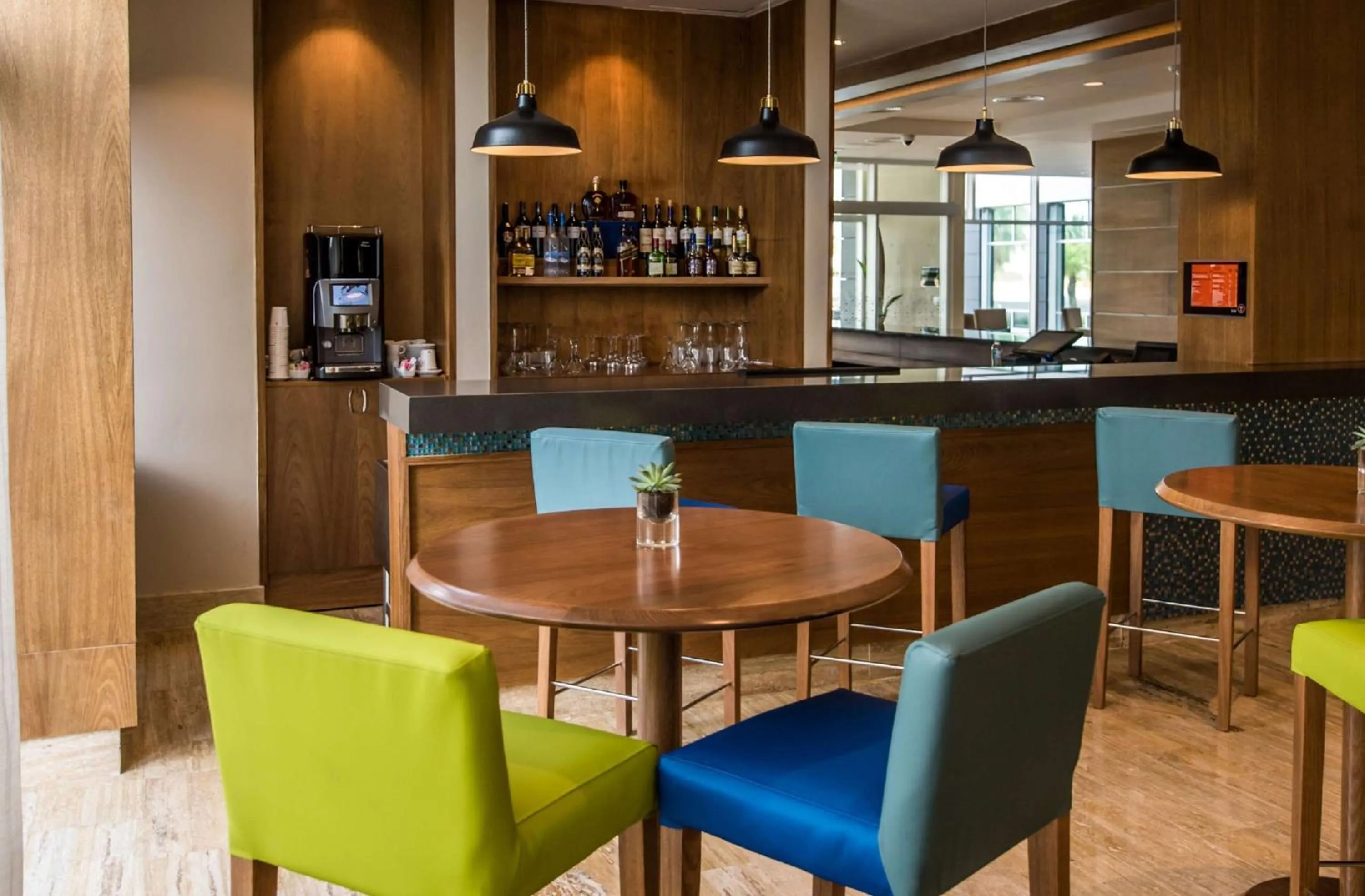 Lounge or bar in Hampton By Hilton Santo Domingo Airport