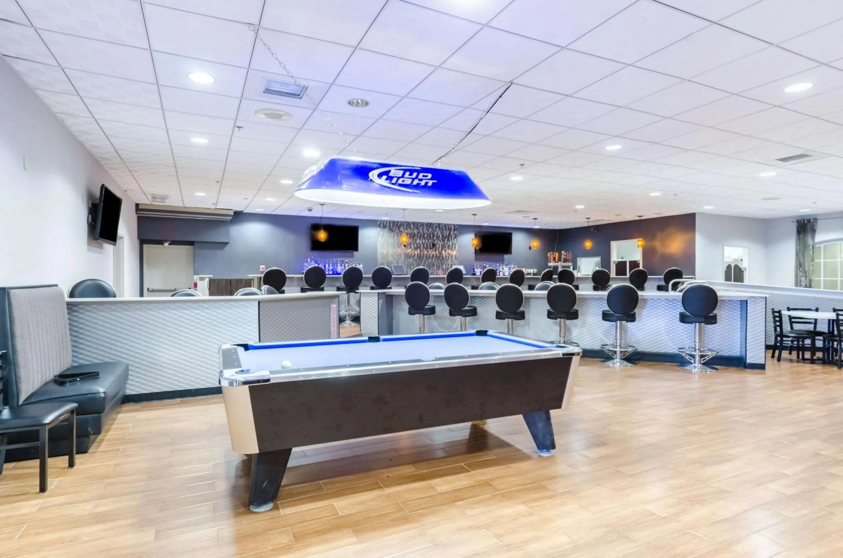 Lounge or bar, Billiards in Clarion Hotel Aqua Lagoon Waterpark