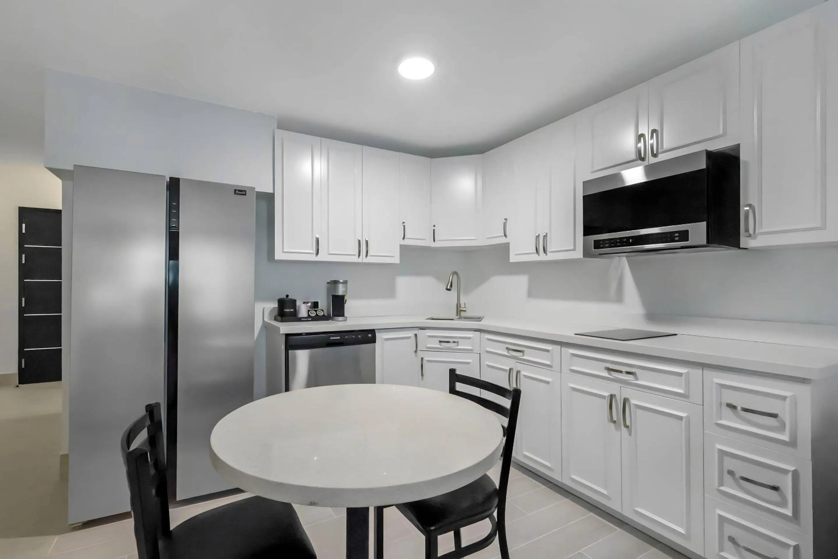 Kitchen or kitchenette in Blue - A Modern Hotel, an Ascend Collection Hotel