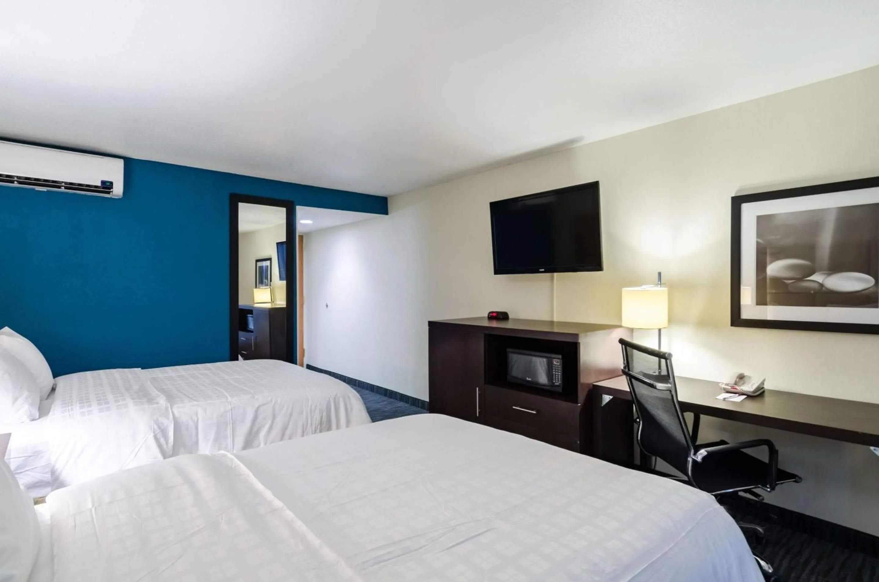 Photo of the whole room, TV/Entertainment Center in Clarion Hotel Aqua Lagoon Waterpark