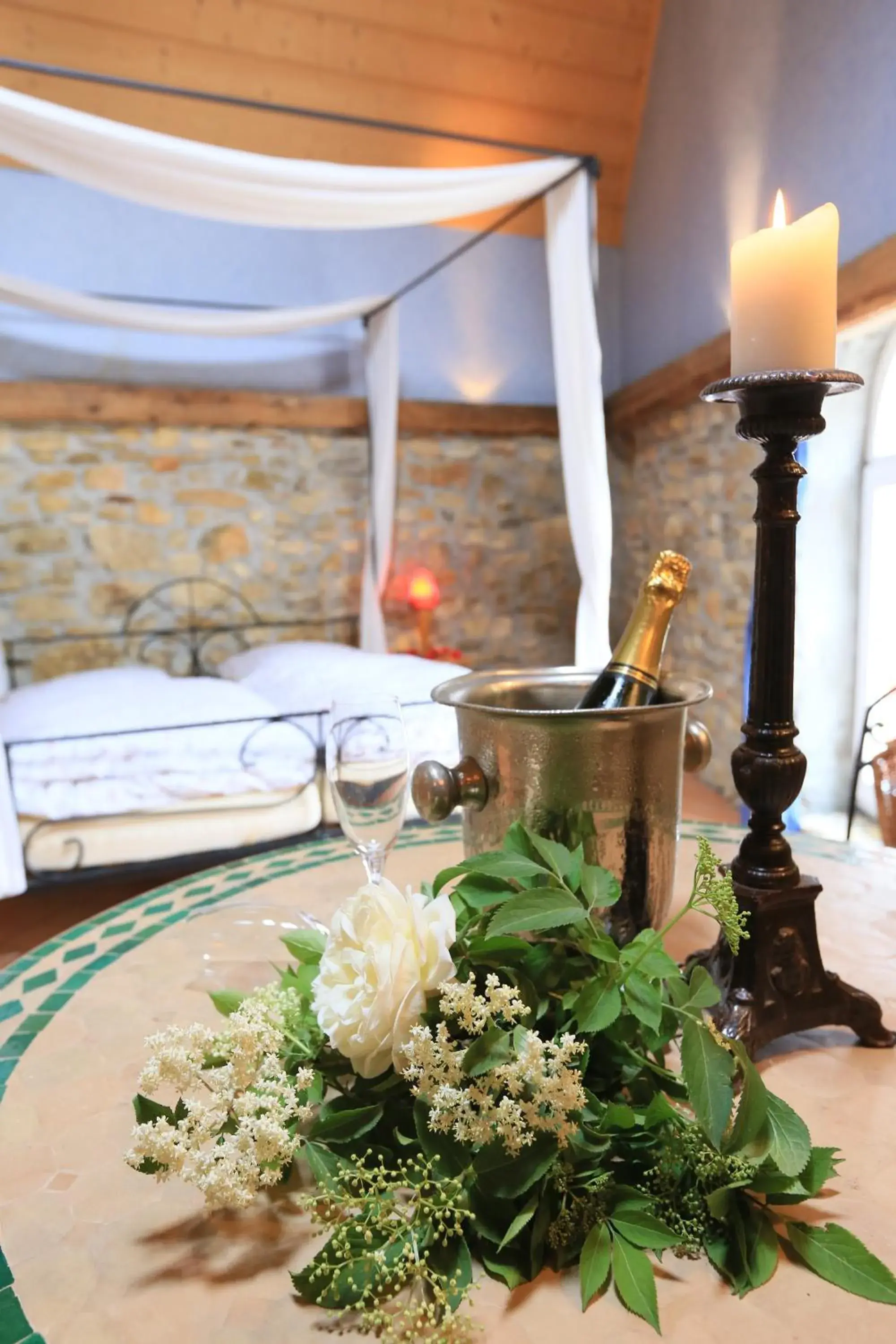 Deluxe Double Room with Bath - single occupancy in Hotel Weingewolbe Deluxe Double Room with Bath - single occupancy in Hotel Weingewolbe