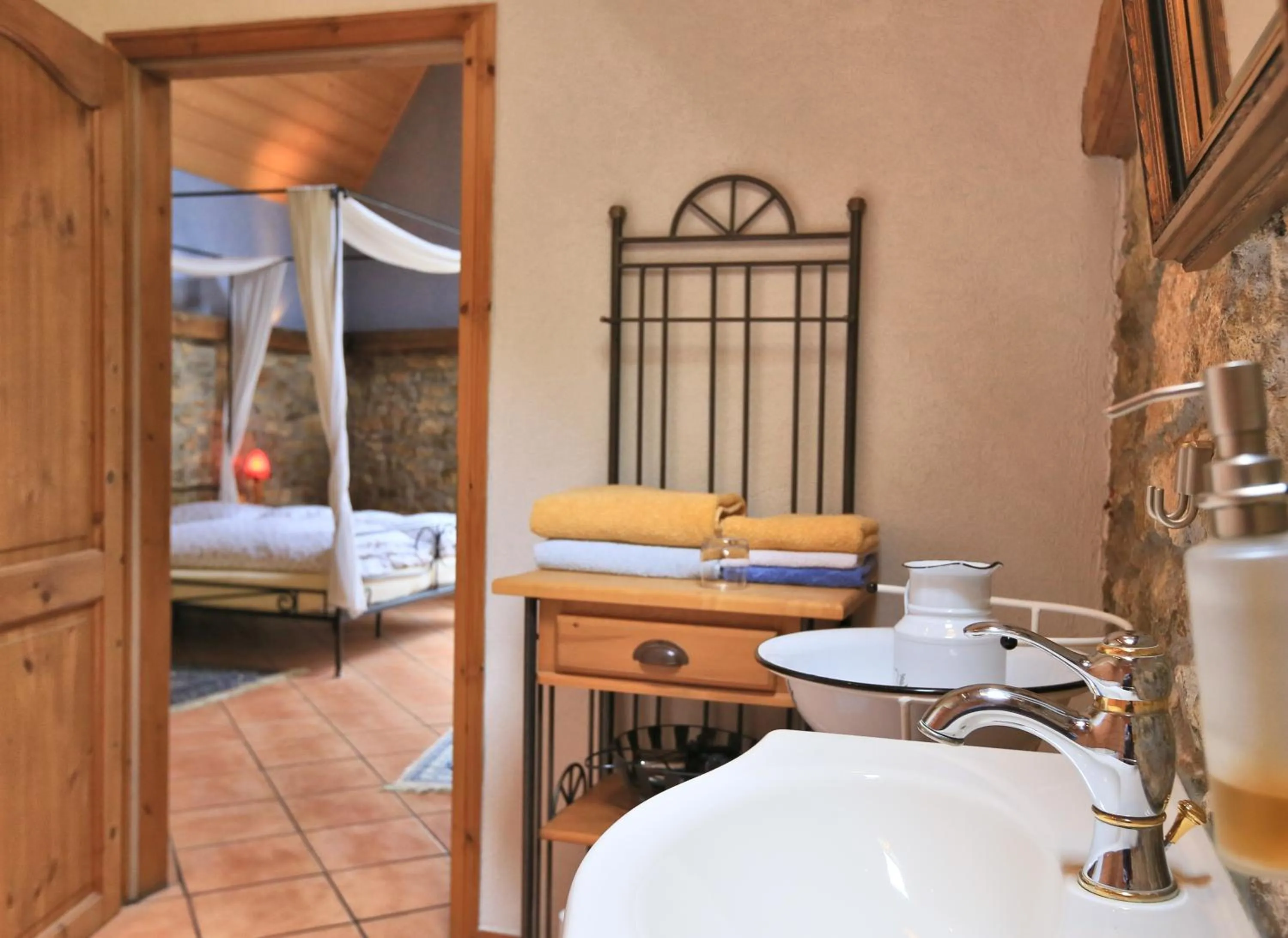 Bathroom, Bed in Hotel Weingewolbe