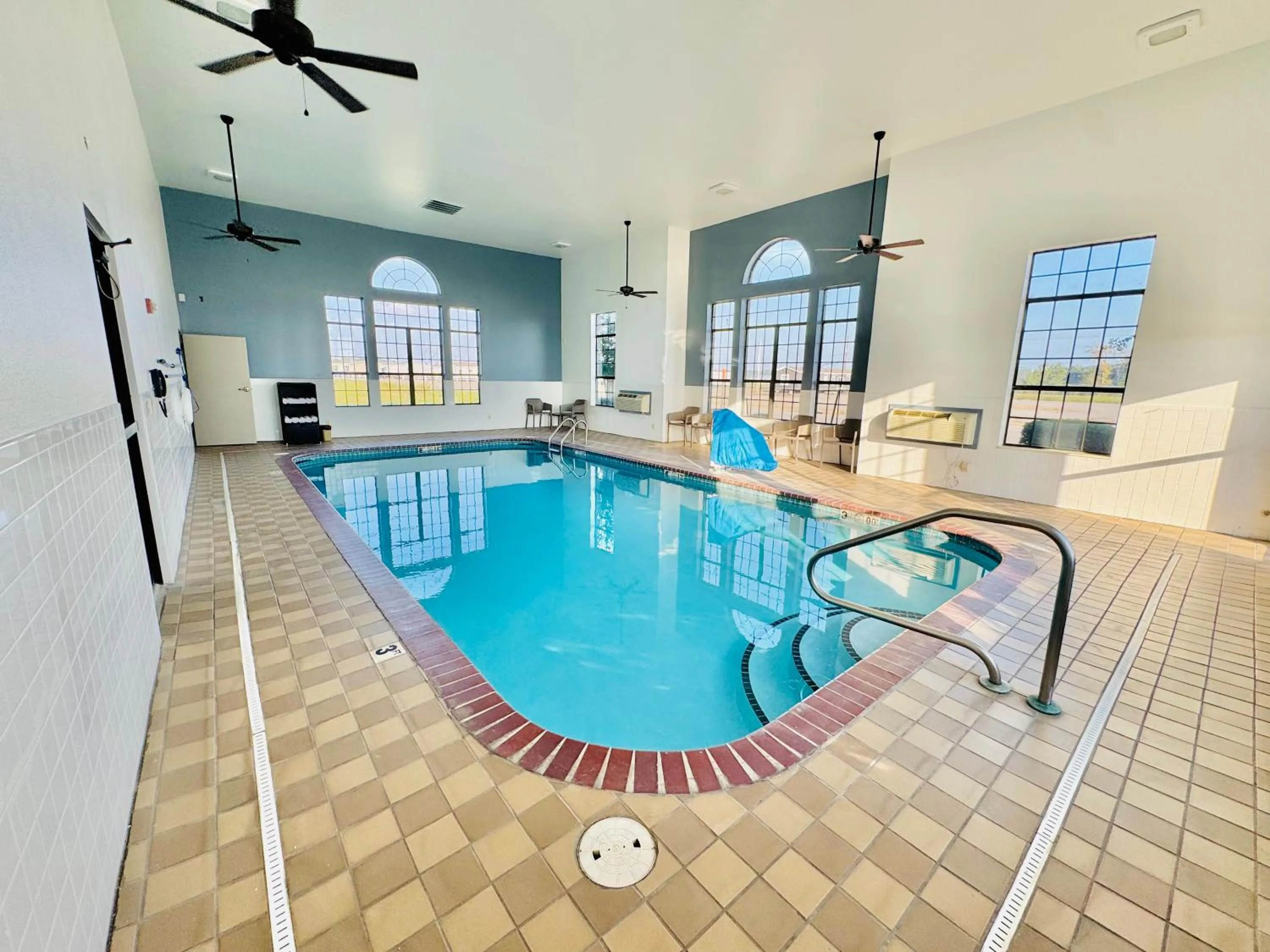 Swimming pool in Sleep Inn & Suites Searcy near University