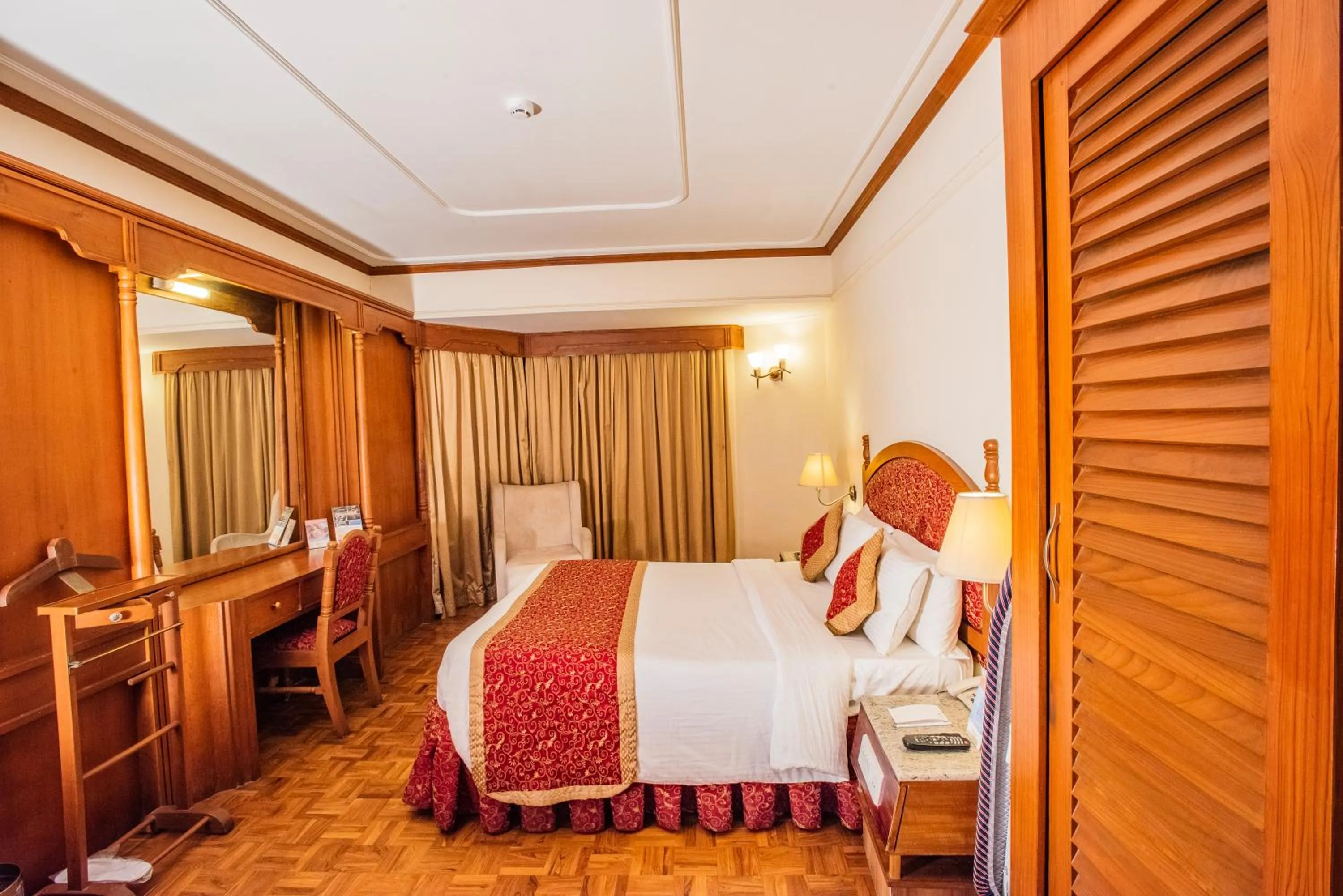 Photo of the whole room, Bed in The South Park Hotel