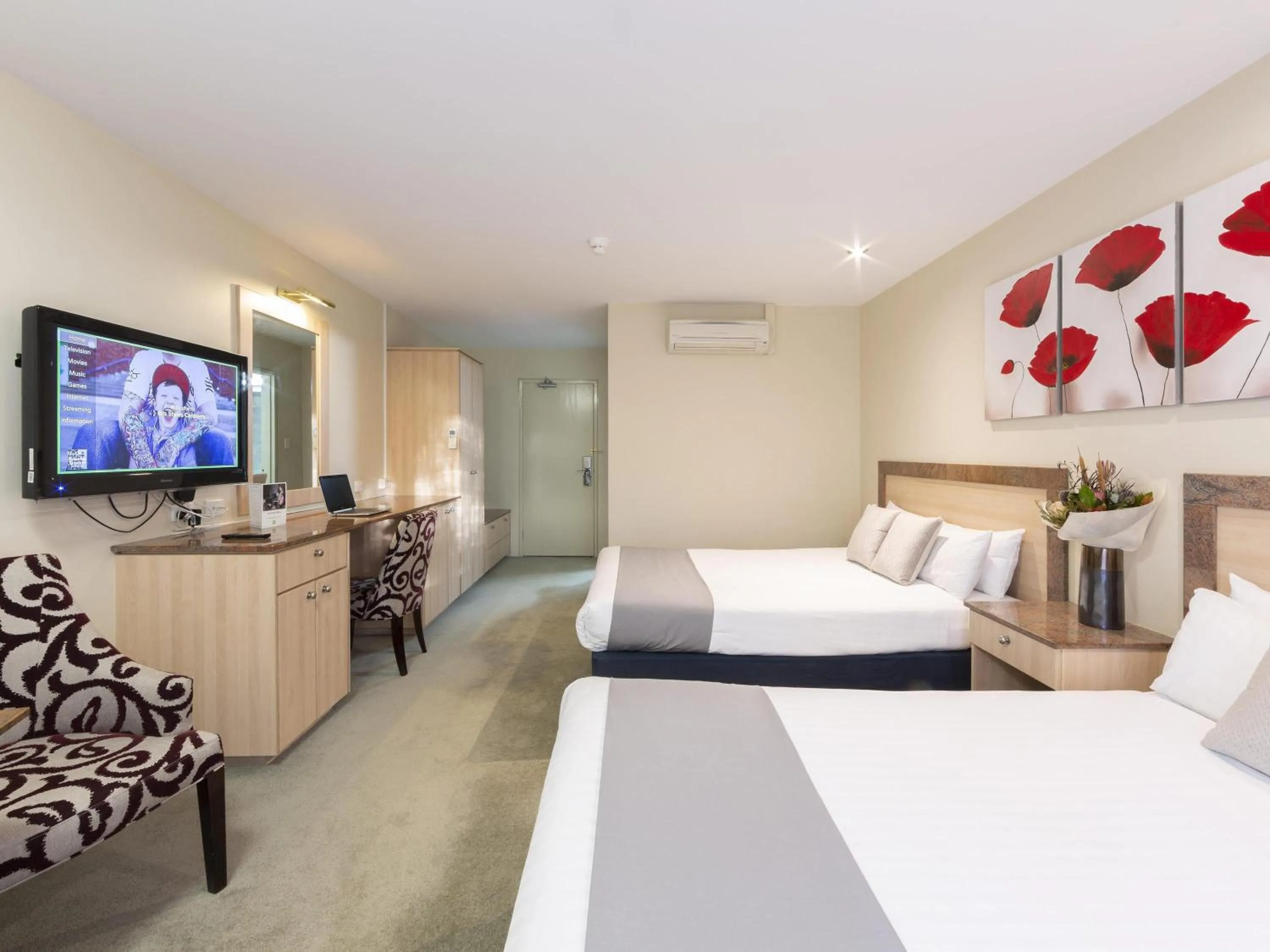 Bedroom, Bed in ibis Styles Canberra