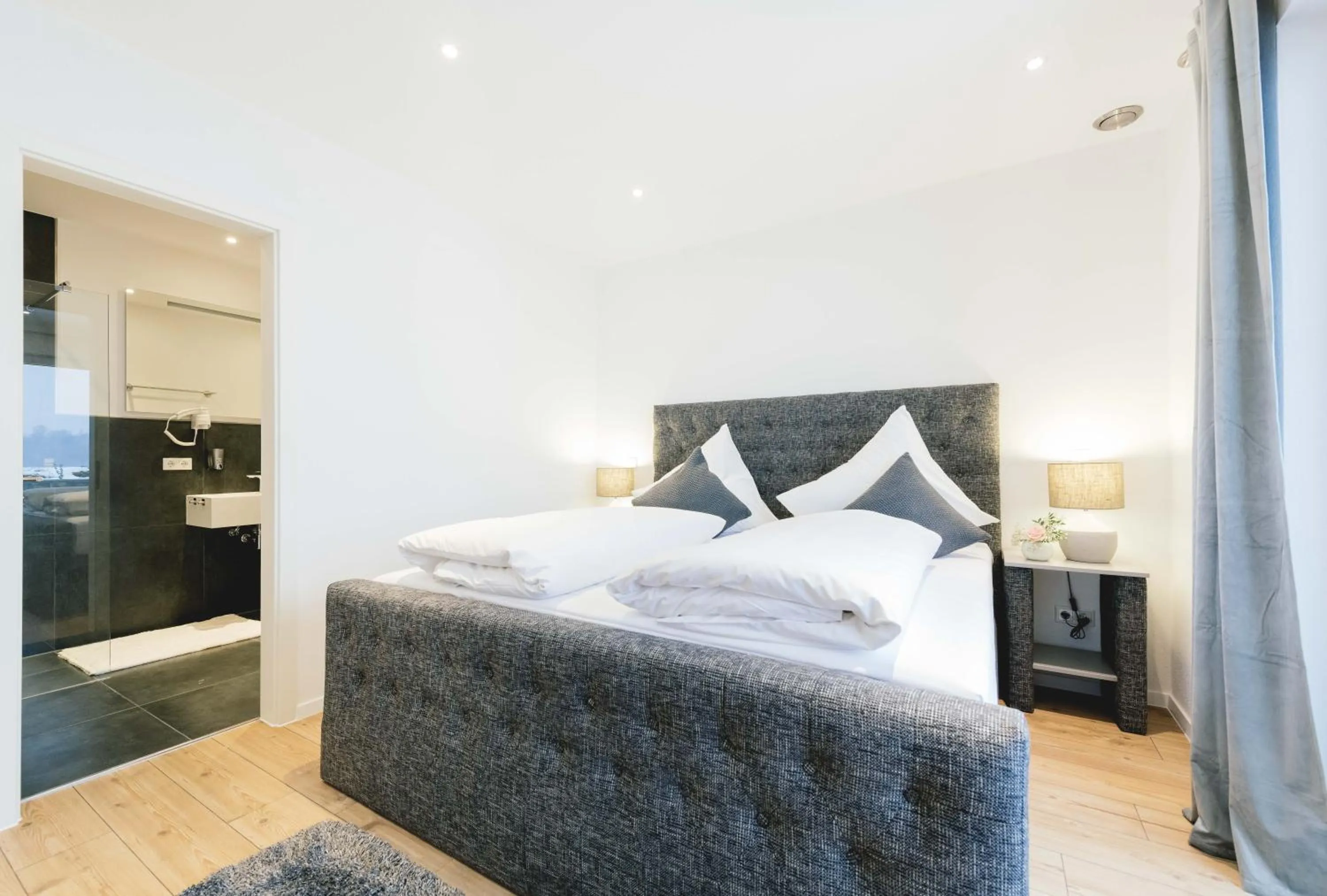 Bathroom, Bed in Unique Inn