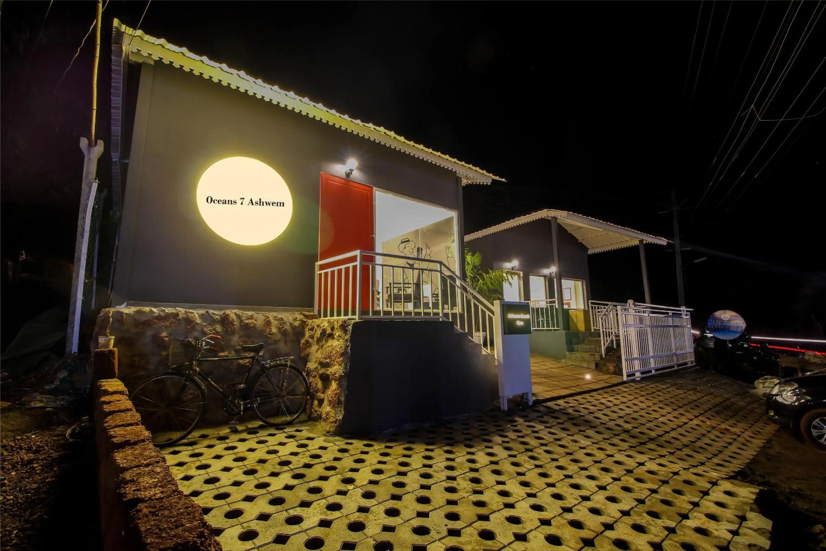 Facade/entrance in Oceans 7 Ashwem