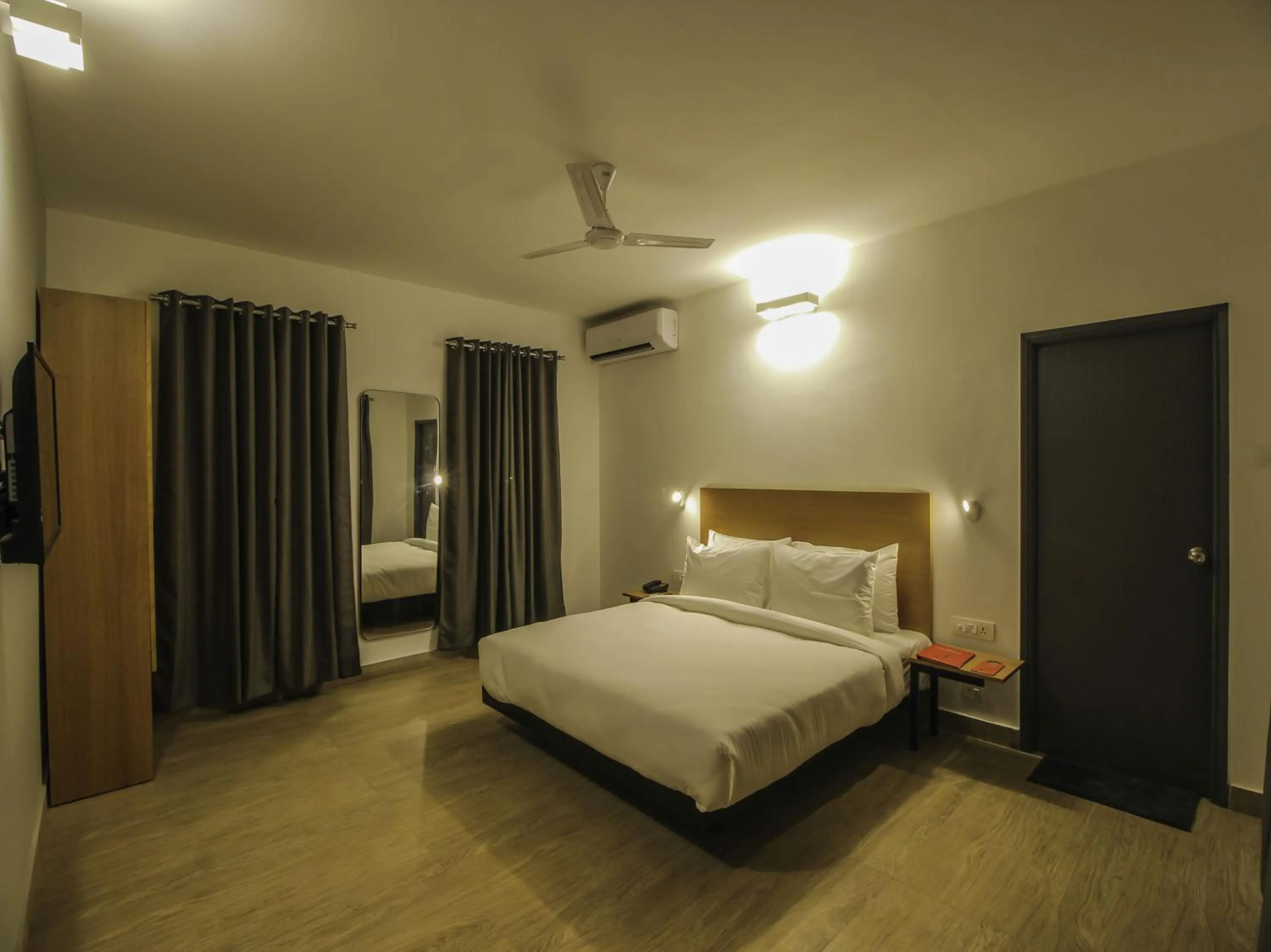 Bedroom, Bed in Oceans 7 Ashwem