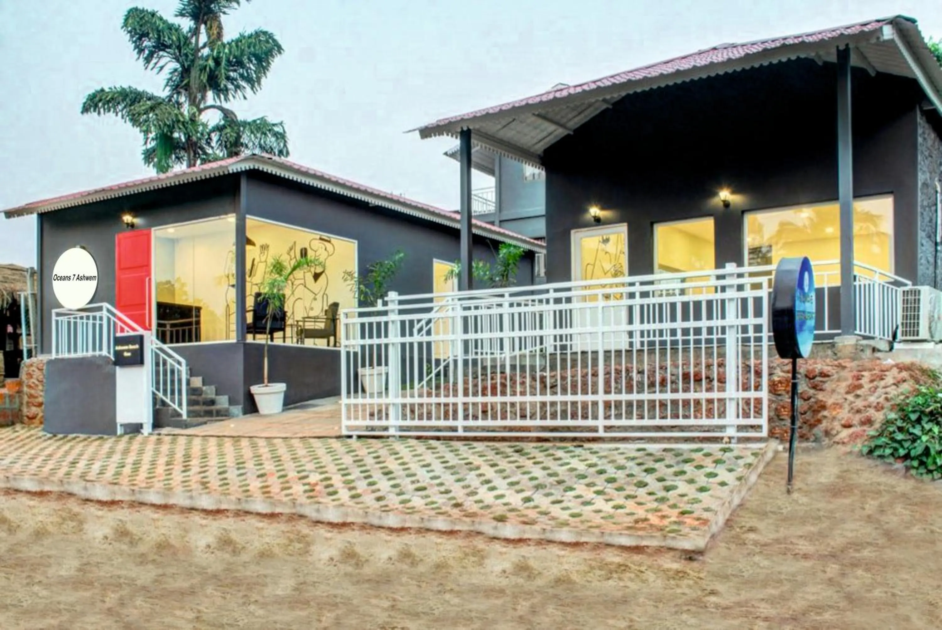 Facade/entrance in Oceans 7 Ashwem