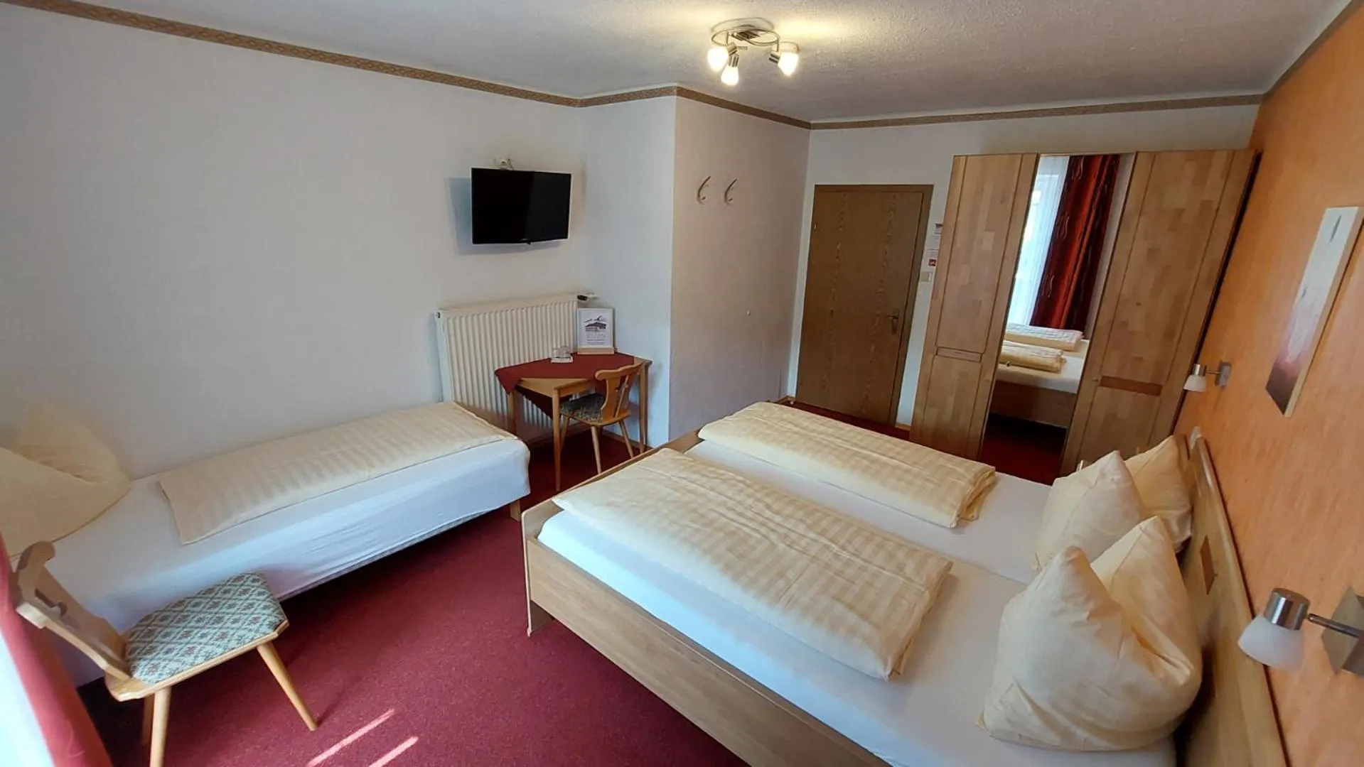 Photo of the whole room, Bed in Hotel Pension Oswald