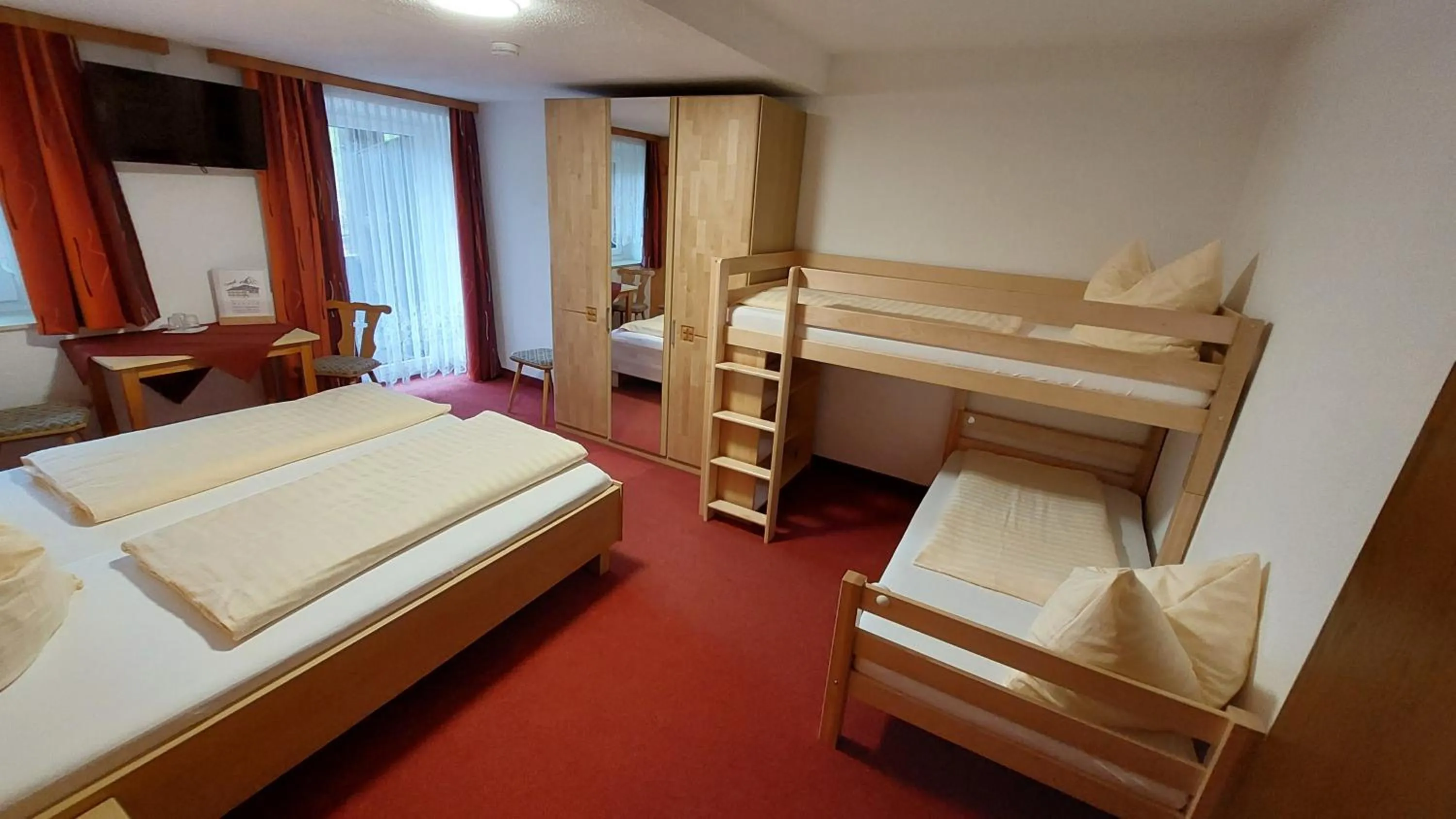 Photo of the whole room, Bed in Hotel Pension Oswald