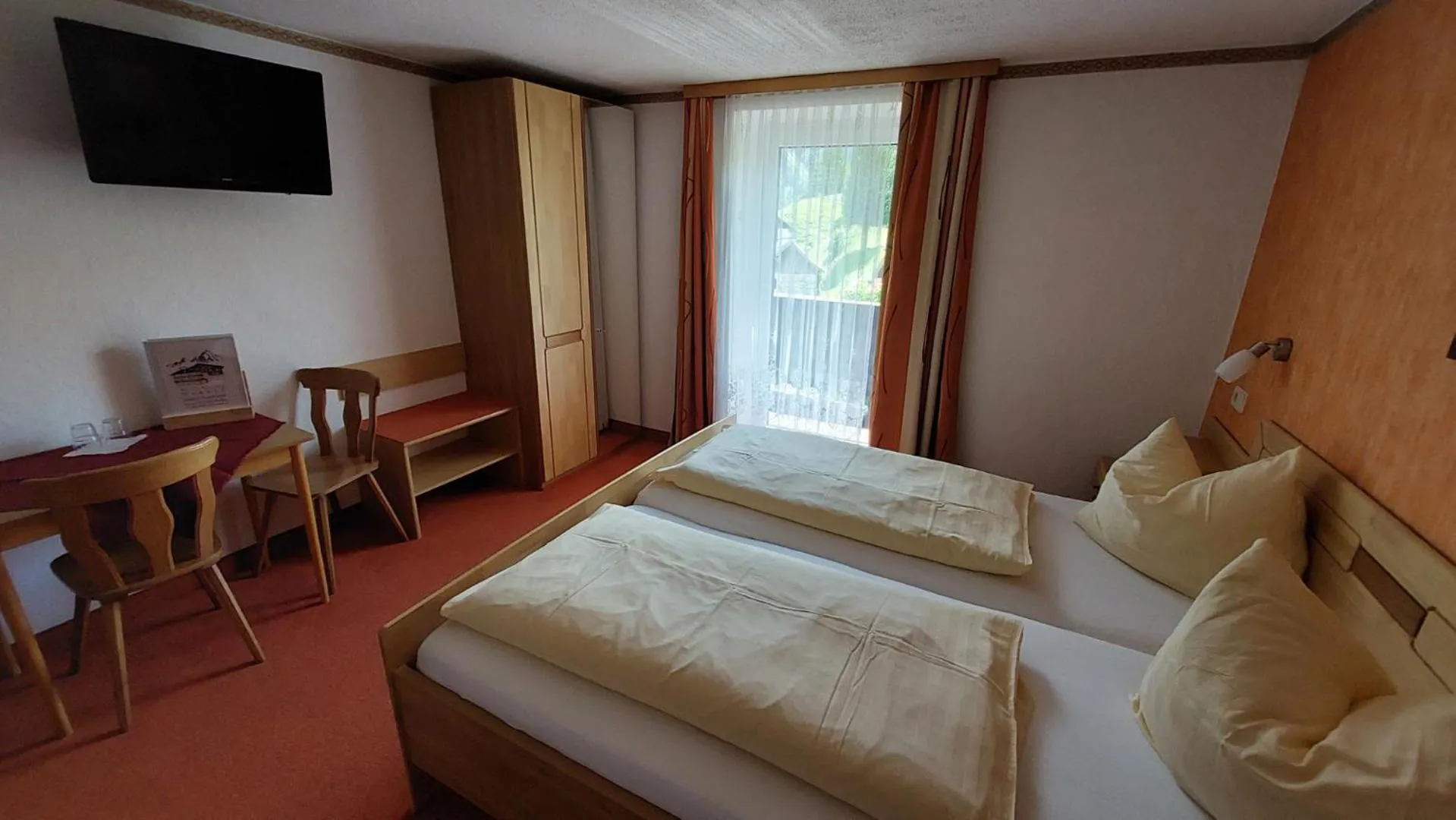 Photo of the whole room, Bed in Hotel Pension Oswald