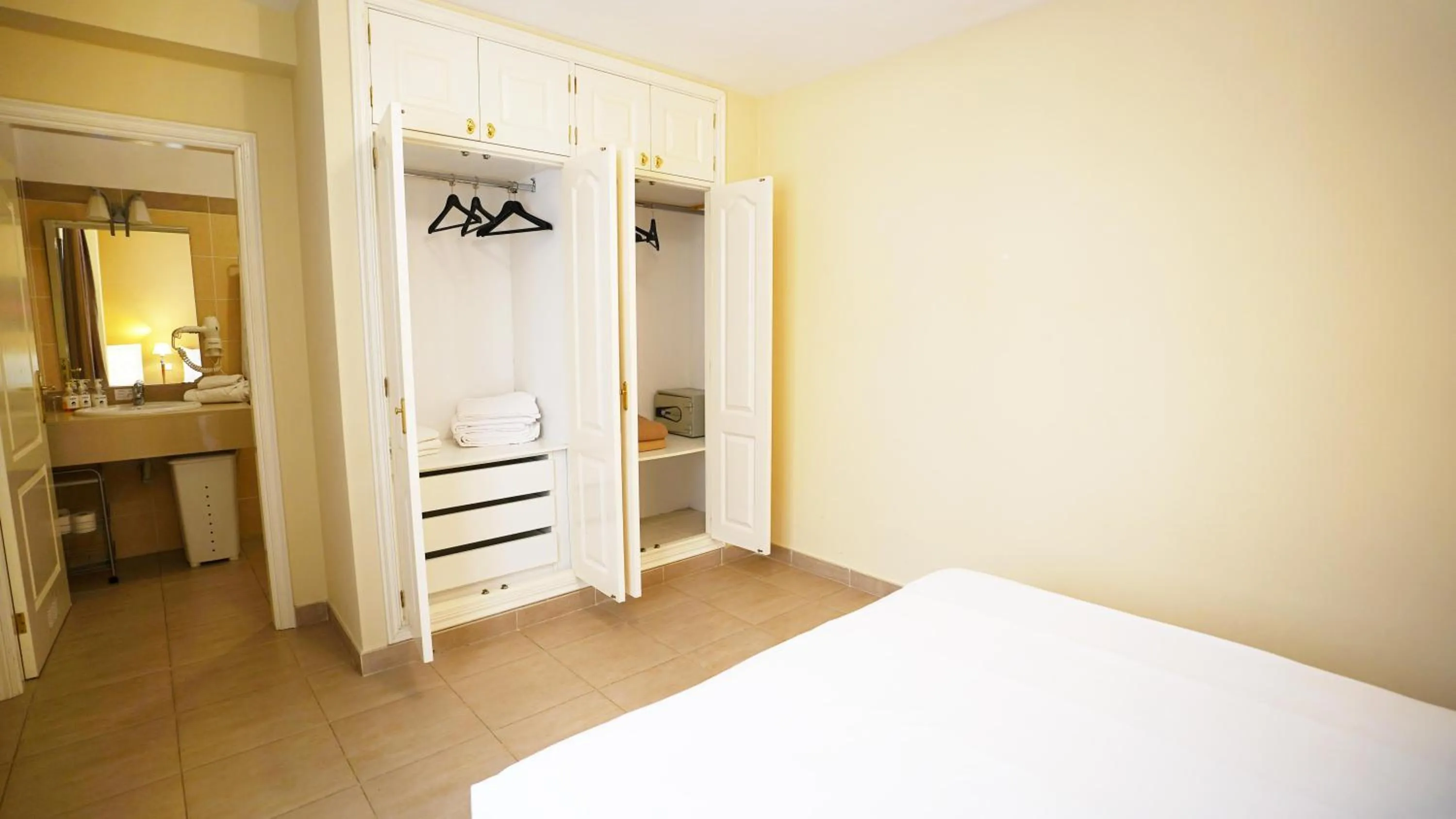 Photo of the whole room, Bed in Coral Los Silos - Your Natural Accommodation Choice