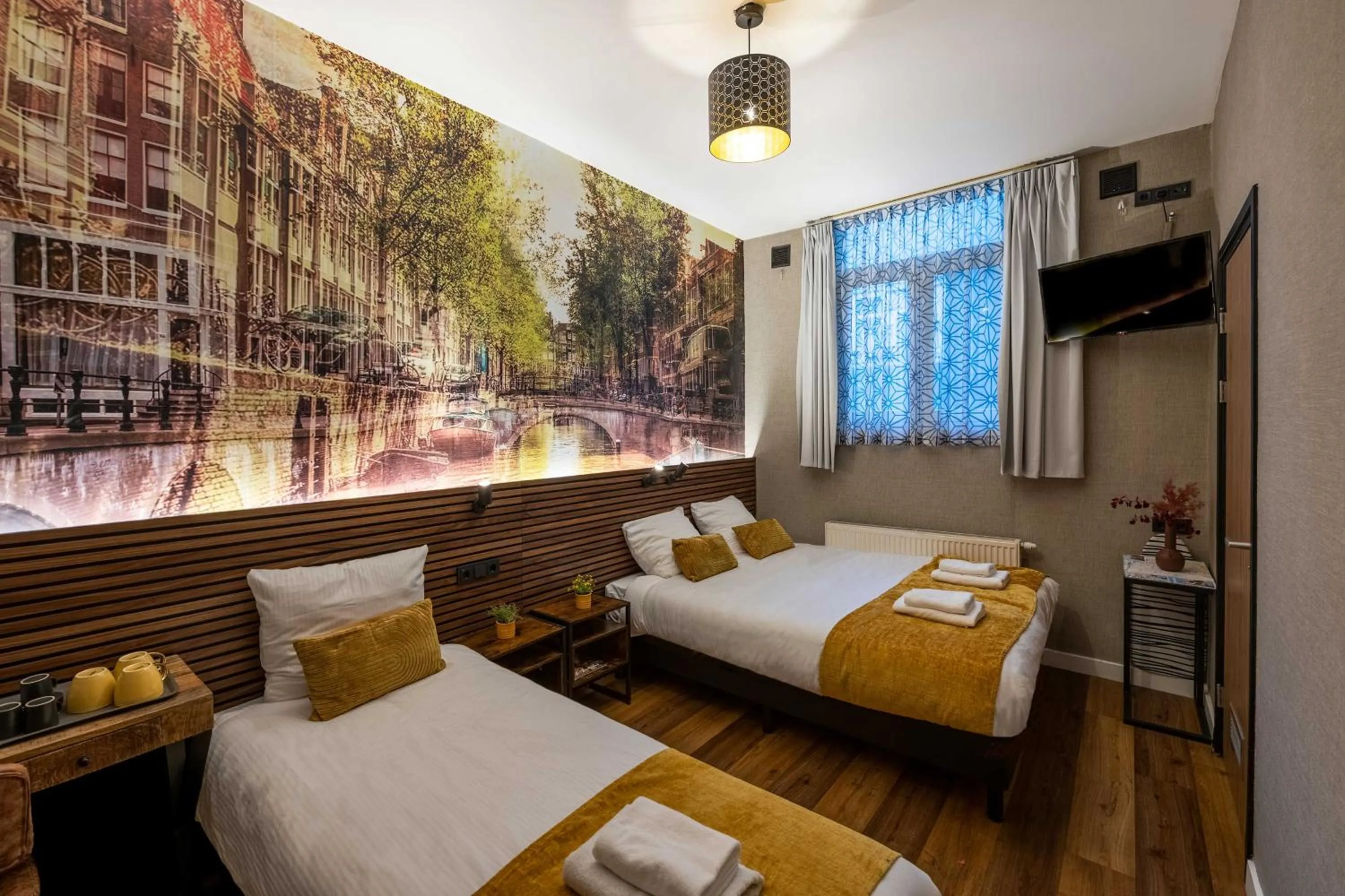 Bed in Historic Centre Hotel