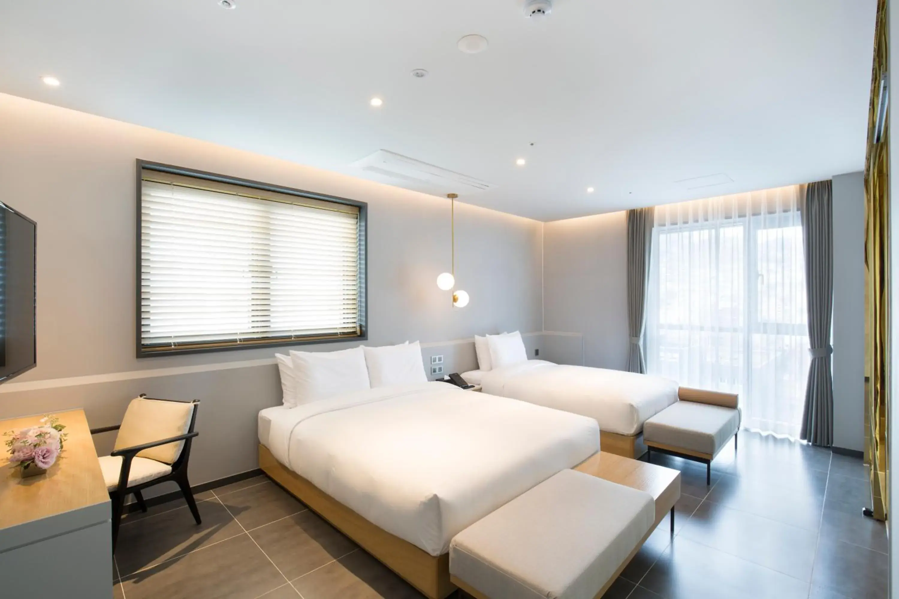 Deluxe Twin Room with City View in Nampo Hound Hotel Premier Deluxe Twin Room with City View in Nampo Hound Hotel Premier