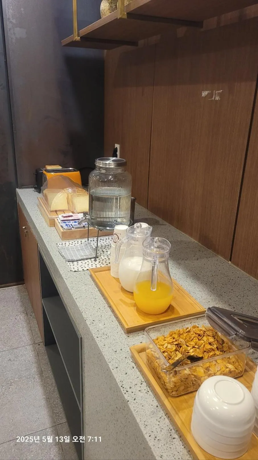 Brown-Dot Hotel Gupo