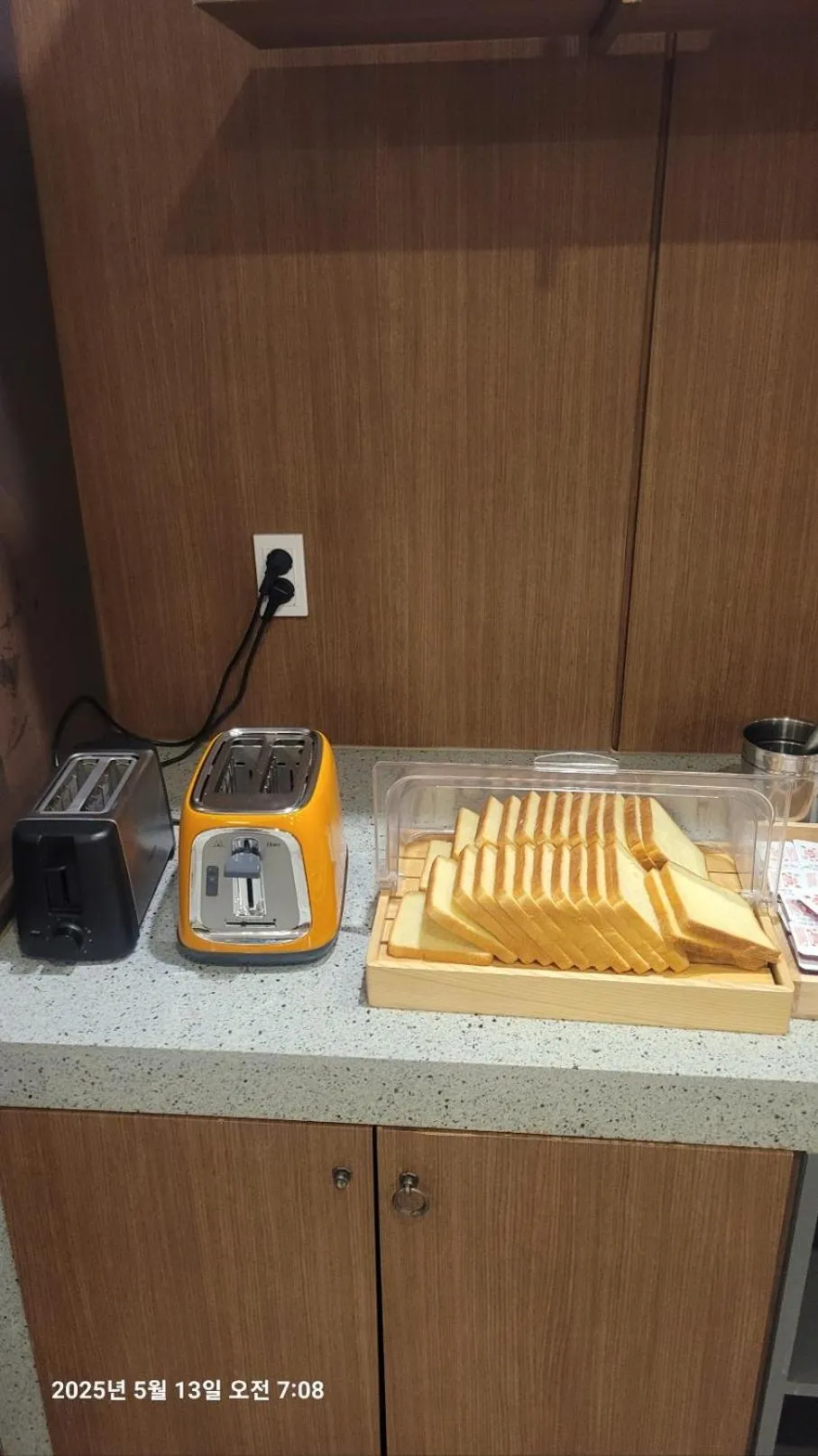 Brown-Dot Hotel Gupo