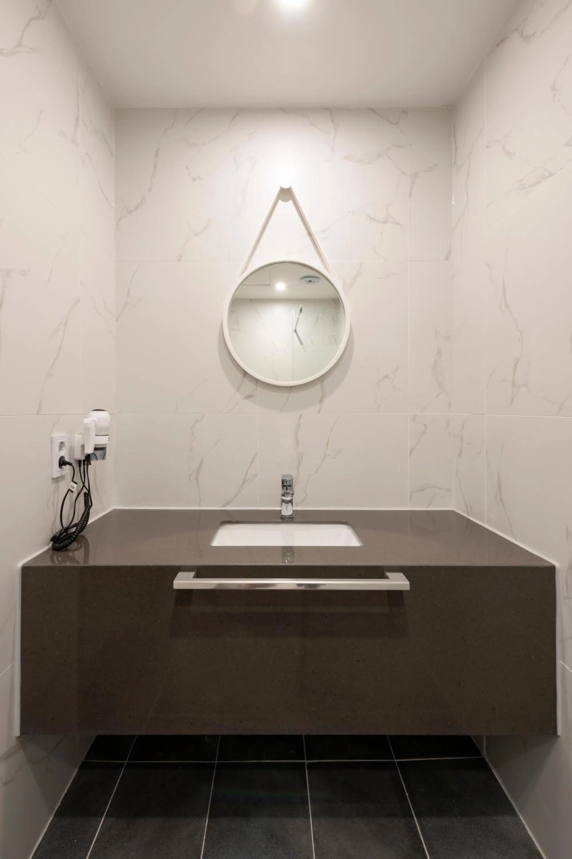 Brown-Dot Hotel Gupo