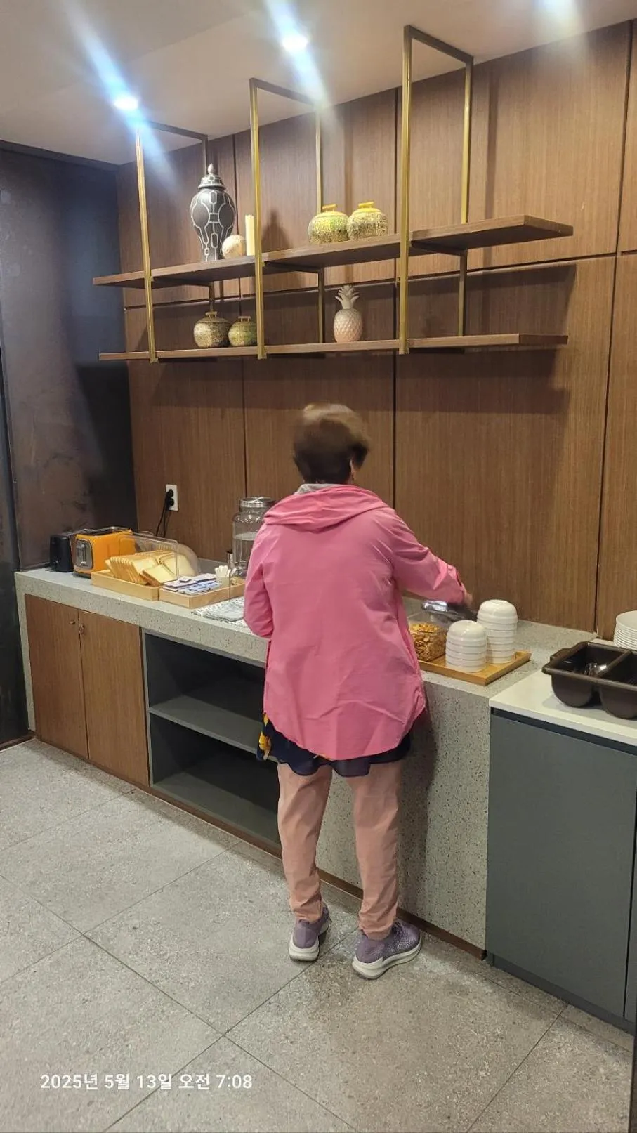 Brown-Dot Hotel Gupo