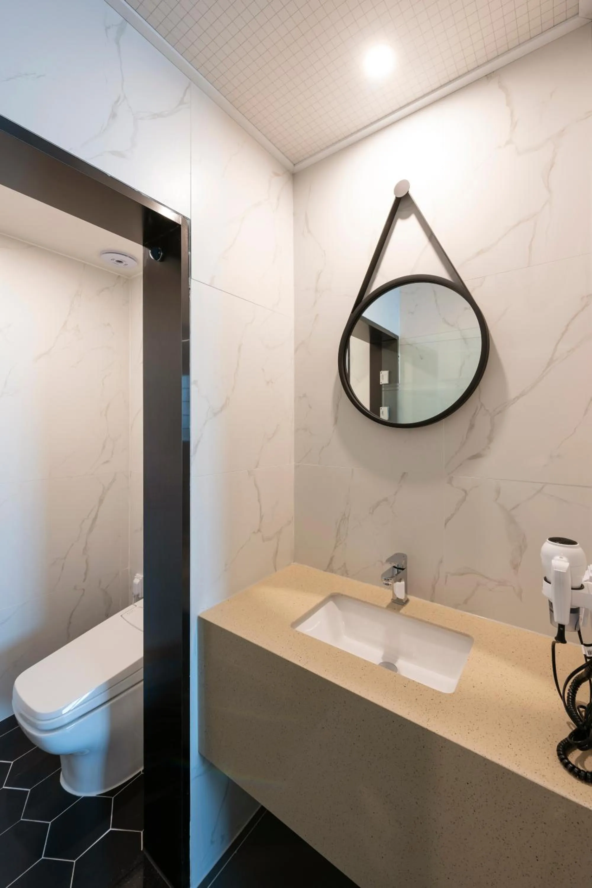 Brown-Dot Hotel Gupo