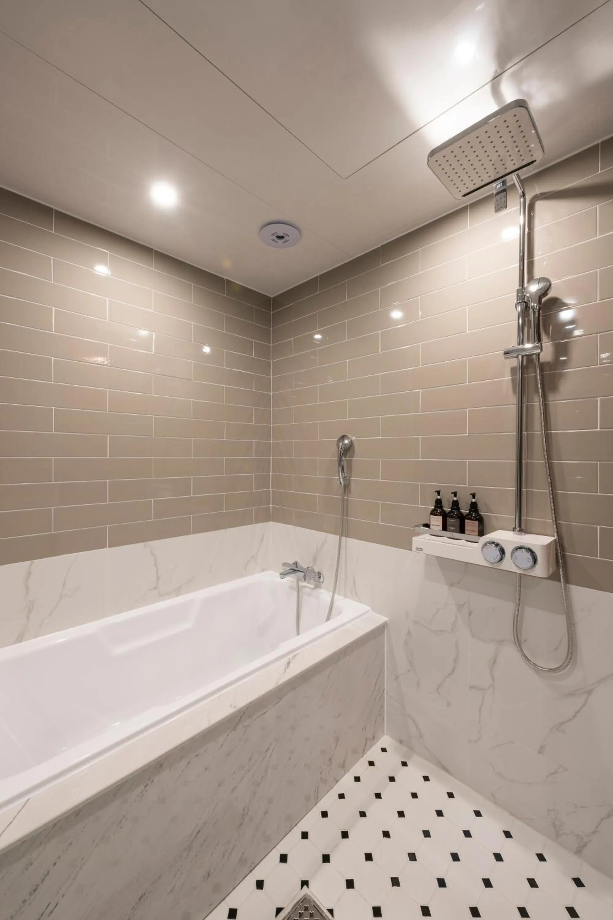 Brown-Dot Hotel Gupo