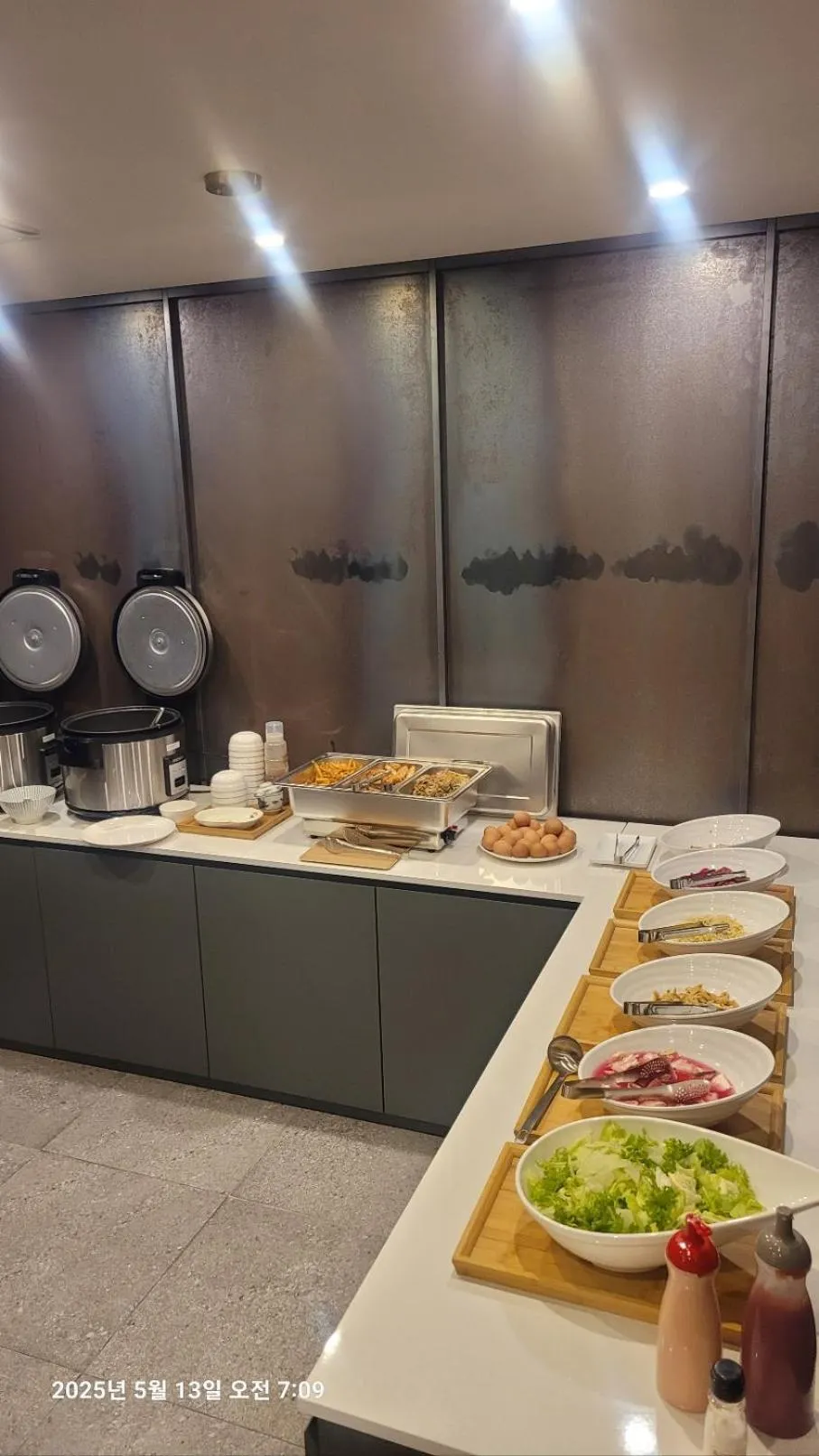 Brown-Dot Hotel Gupo