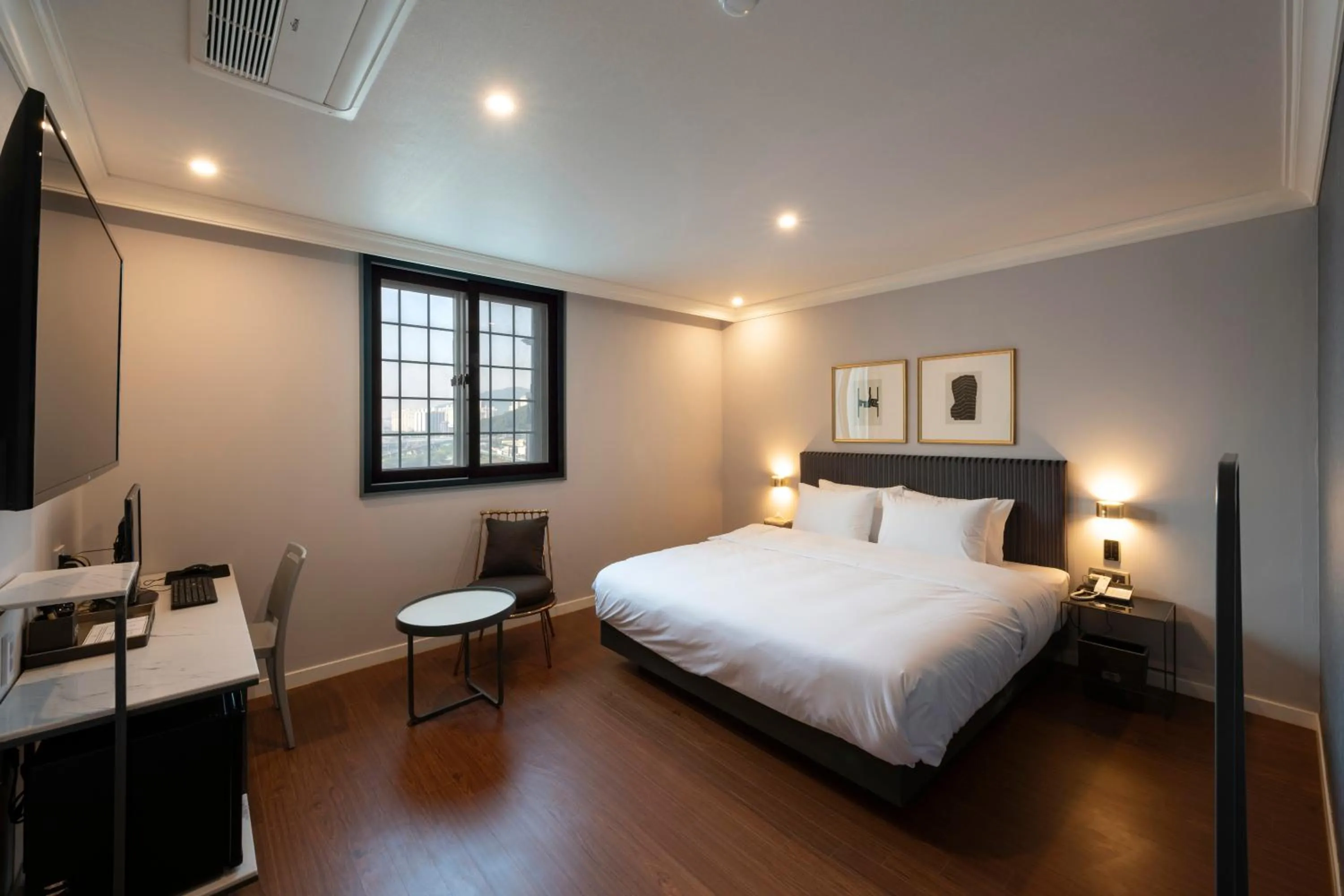 Bed in Brown-Dot Hotel Gupo