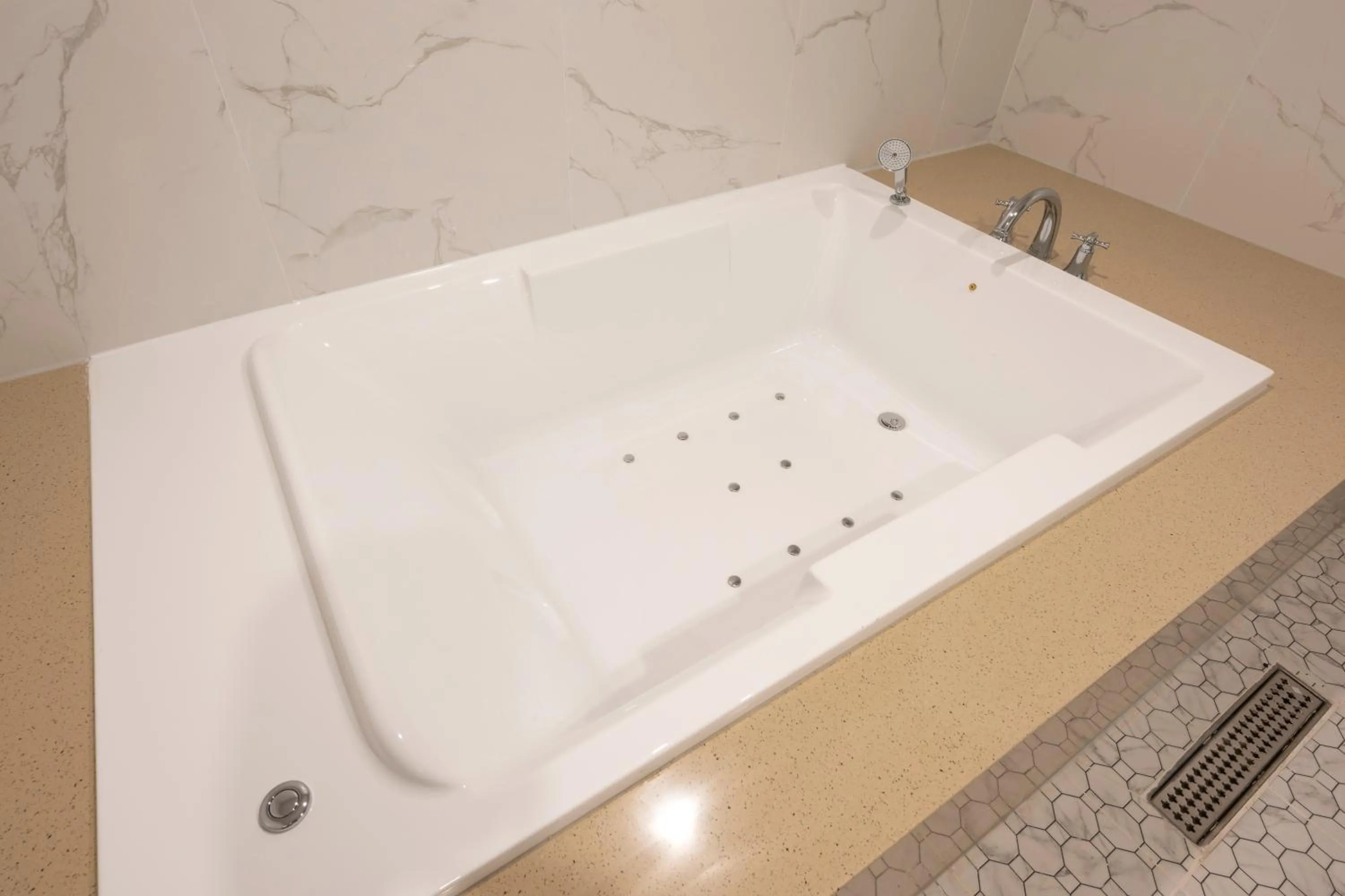 Brown-Dot Hotel Gupo