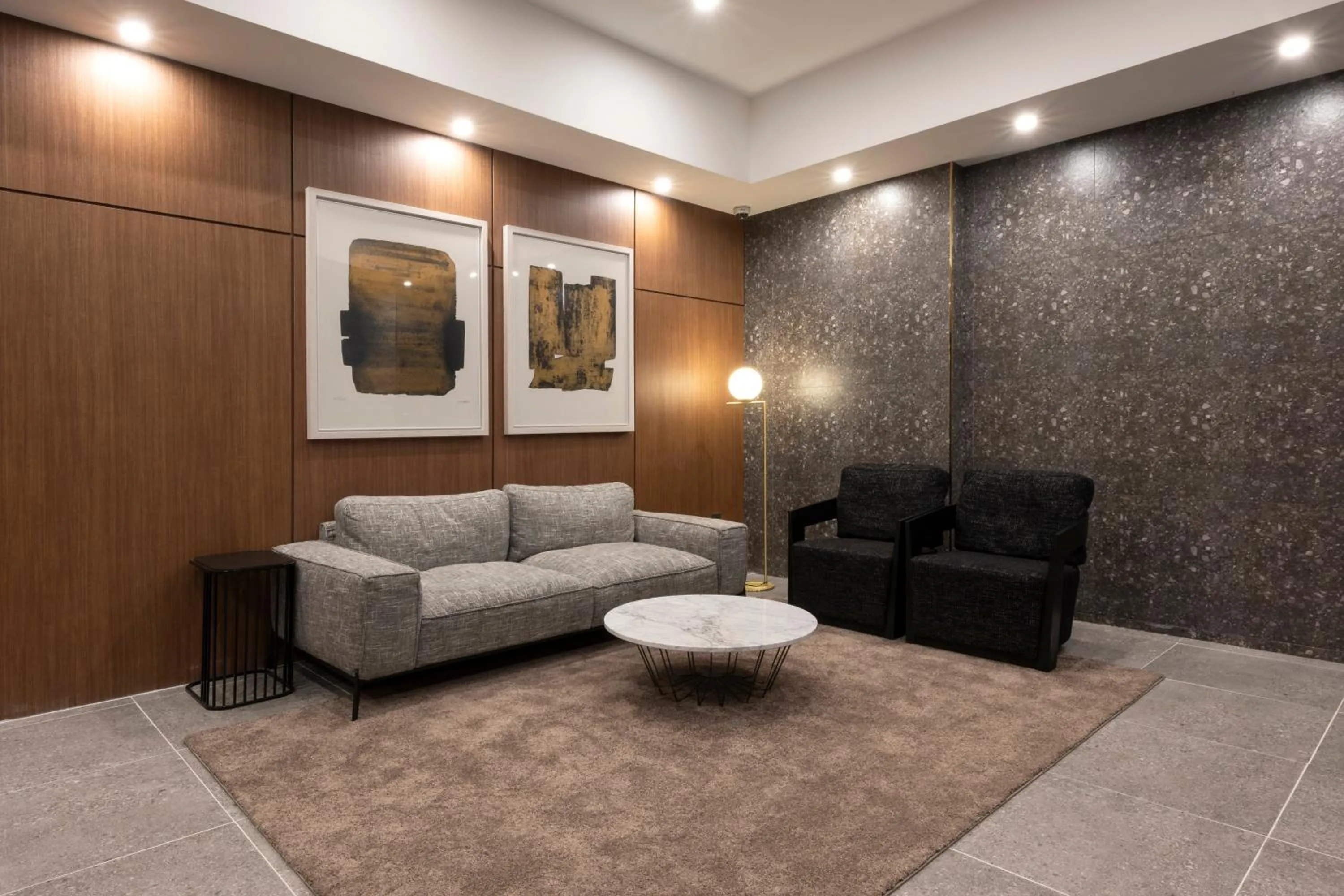 Brown-Dot Hotel Gupo