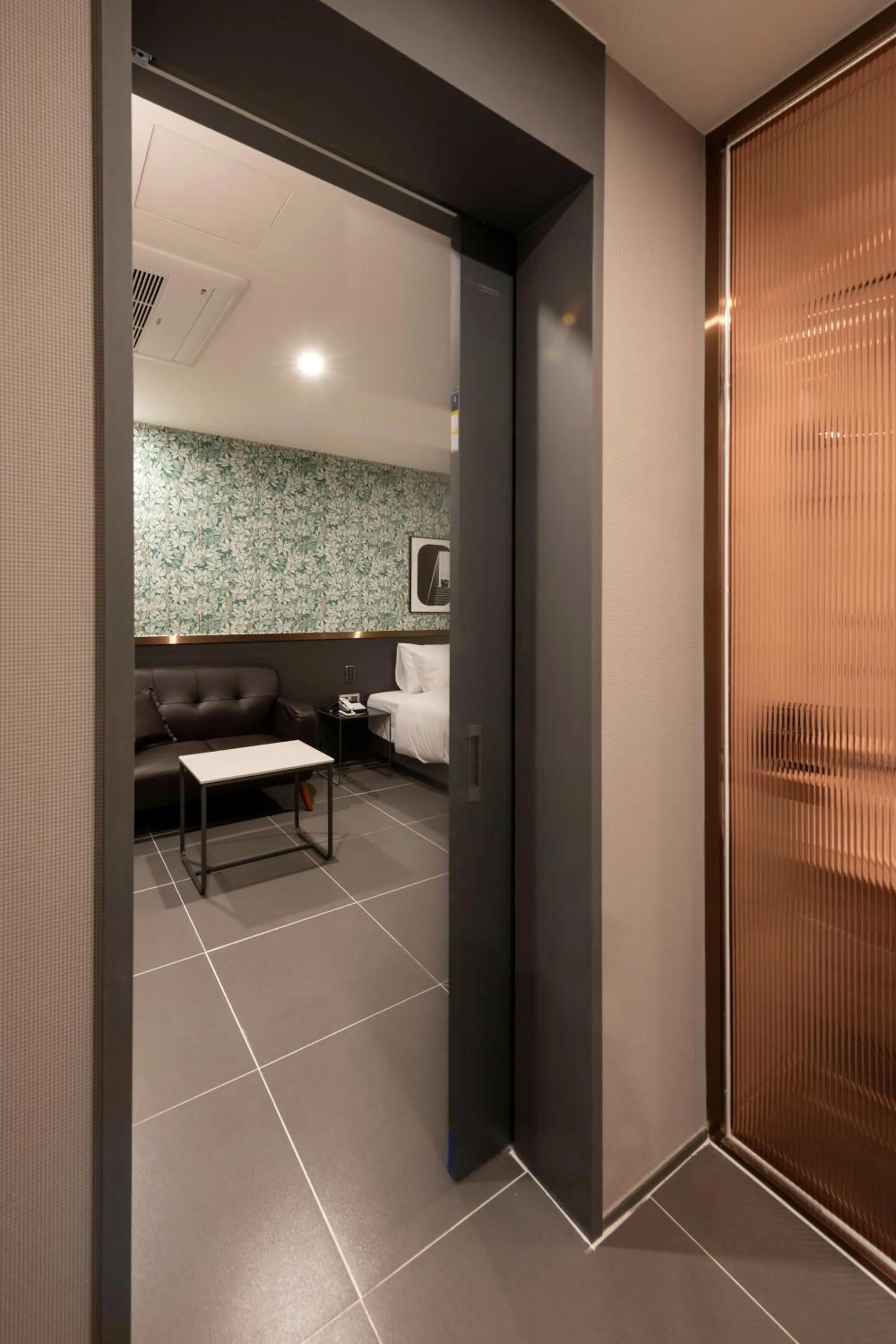 Brown-Dot Hotel Gupo