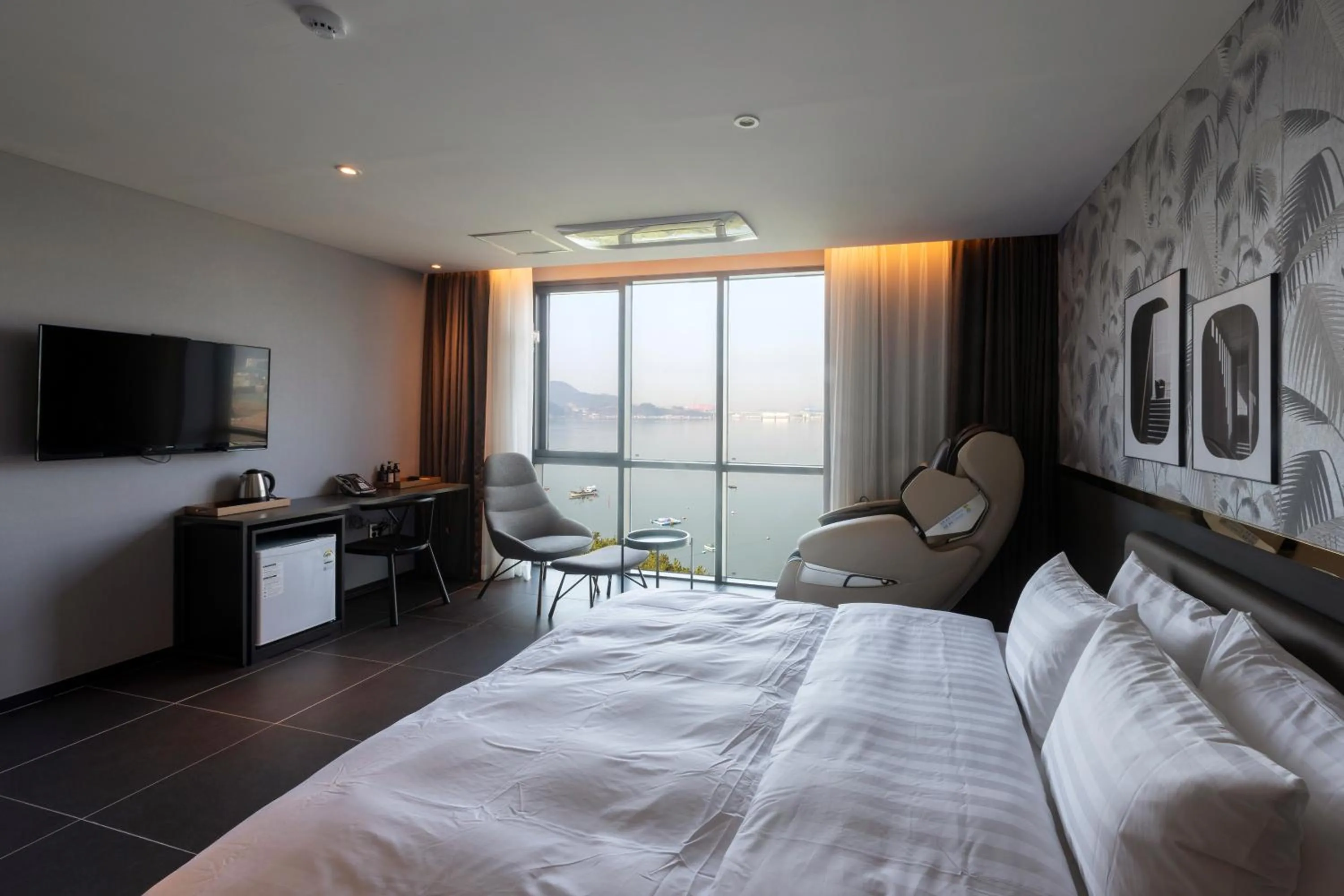 Bed in Brown-Dot Hotel Shinho