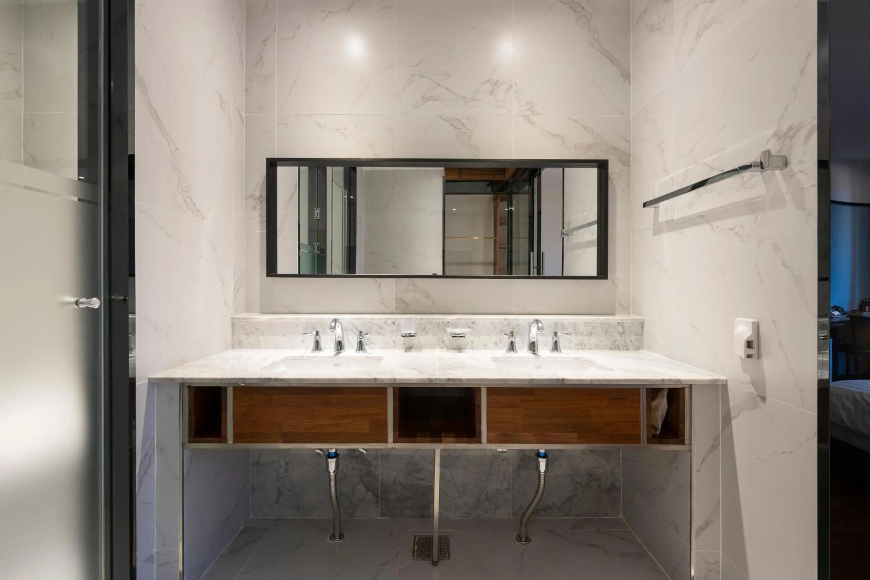 Brown-Dot Hotel Shinho