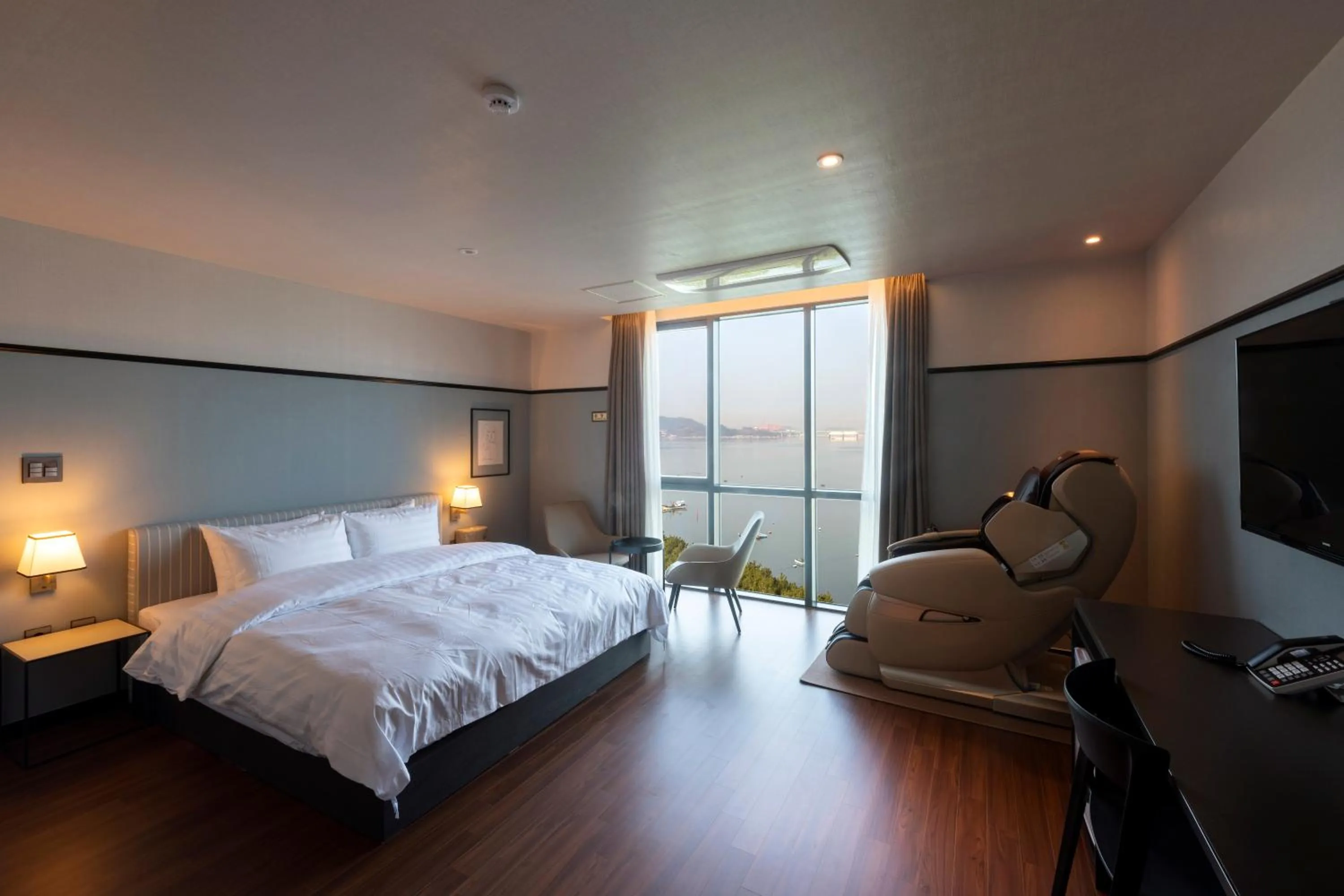 Bed in Brown-Dot Hotel Shinho