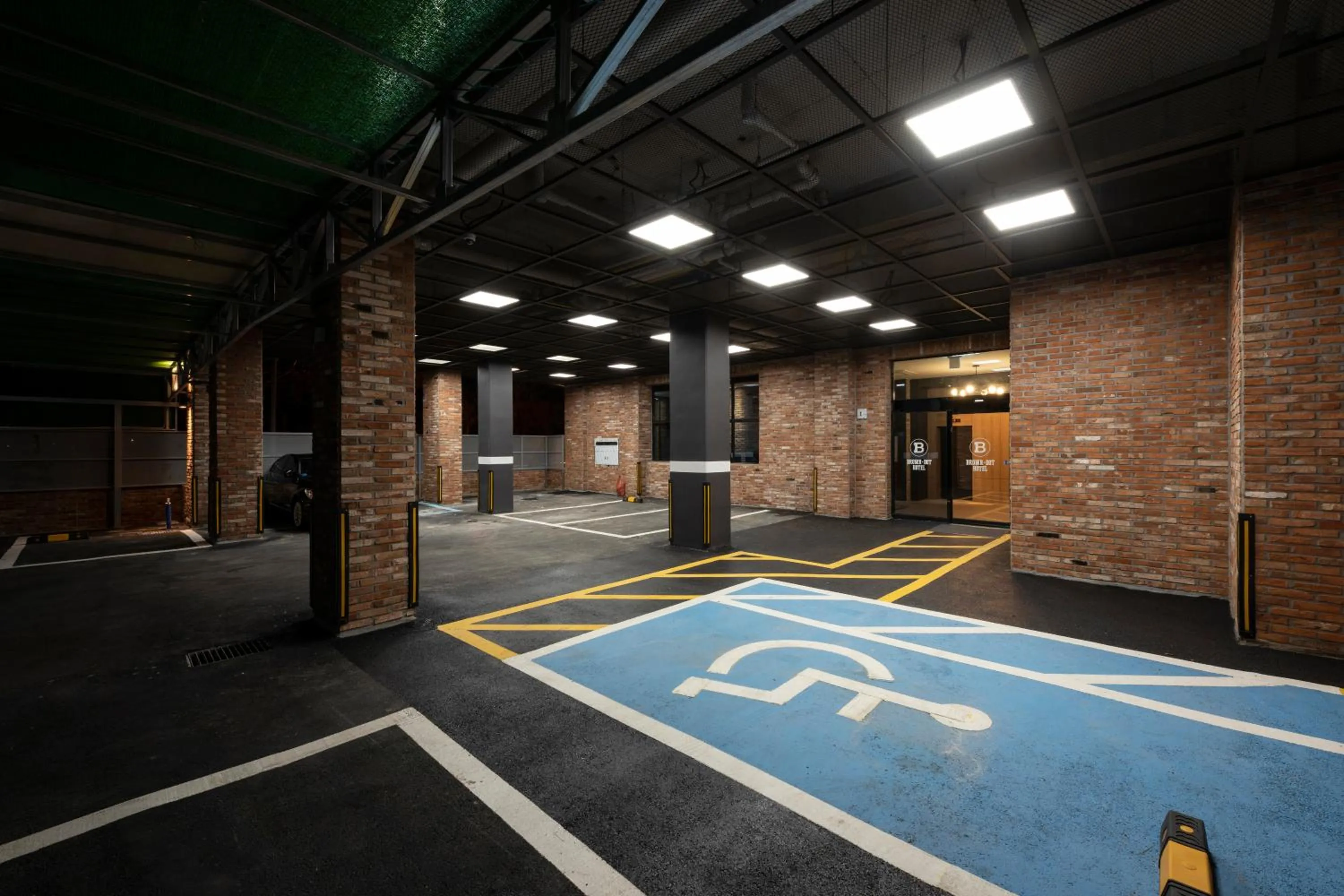 Brown-Dot Hotel Shinho